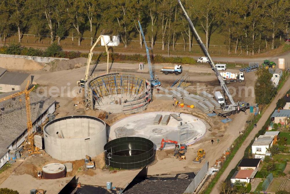 Demmin from the bird's eye view: Blick auf den Bau einer Biogasanlage. Zukünftig sollen aus ca. 11.000 Tonnen Mais, Getreide, Grassilage und Rindergülle pro Jahr 2,5 Millionen Kubikmeter Biogas erzeugt werden. Dieses wird in einem neu zu errichtenden Blockheizkraftwerk (BHKW) im Heizhaus Stadtwerke Demmin in der Saarstraße verstromt. Das Umweltministerium fördert die Errichtung und den Betrieb des BHKW sowie die Fernwärmetrasse mit insgesamt 308.000 Euro.