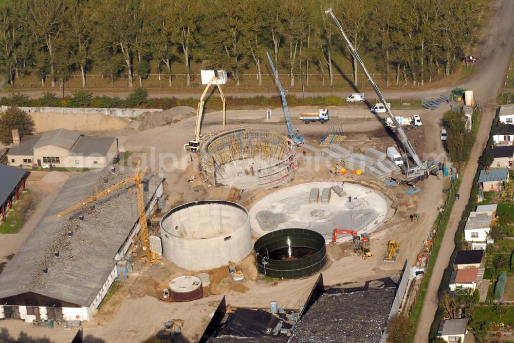 Aerial image Demmin - Blick auf den Bau einer Biogasanlage. Zukünftig sollen aus ca. 11.000 Tonnen Mais, Getreide, Grassilage und Rindergülle pro Jahr 2,5 Millionen Kubikmeter Biogas erzeugt werden. Dieses wird in einem neu zu errichtenden Blockheizkraftwerk (BHKW) im Heizhaus Stadtwerke Demmin in der Saarstraße verstromt. Das Umweltministerium fördert die Errichtung und den Betrieb des BHKW sowie die Fernwärmetrasse mit insgesamt 308.000 Euro.