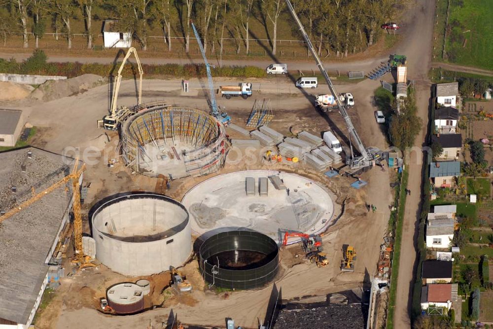 Demmin from above - Blick auf den Bau einer Biogasanlage. Zukünftig sollen aus ca. 11.000 Tonnen Mais, Getreide, Grassilage und Rindergülle pro Jahr 2,5 Millionen Kubikmeter Biogas erzeugt werden. Dieses wird in einem neu zu errichtenden Blockheizkraftwerk (BHKW) im Heizhaus Stadtwerke Demmin in der Saarstraße verstromt. Das Umweltministerium fördert die Errichtung und den Betrieb des BHKW sowie die Fernwärmetrasse mit insgesamt 308.000 Euro.