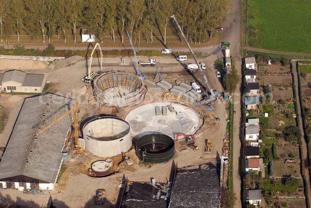 Demmin from the bird's eye view: Blick auf den Bau einer Biogasanlage. Zukünftig sollen aus ca. 11.000 Tonnen Mais, Getreide, Grassilage und Rindergülle pro Jahr 2,5 Millionen Kubikmeter Biogas erzeugt werden. Dieses wird in einem neu zu errichtenden Blockheizkraftwerk (BHKW) im Heizhaus Stadtwerke Demmin in der Saarstraße verstromt. Das Umweltministerium fördert die Errichtung und den Betrieb des BHKW sowie die Fernwärmetrasse mit insgesamt 308.000 Euro.