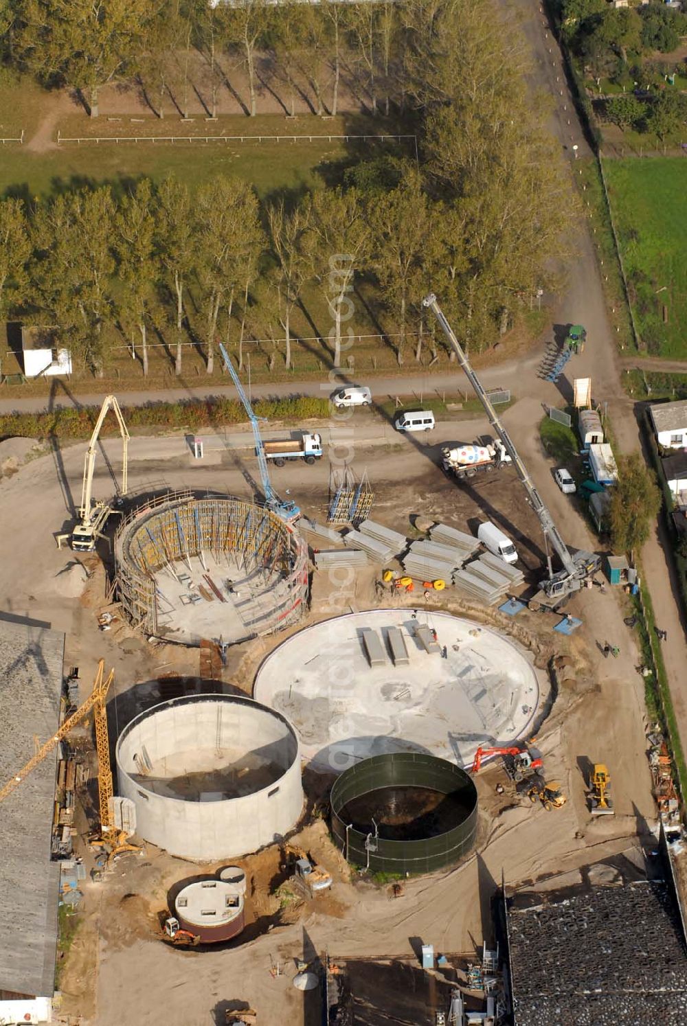 Aerial image Demmin - Blick auf den Bau einer Biogasanlage. Zukünftig sollen aus ca. 11.000 Tonnen Mais, Getreide, Grassilage und Rindergülle pro Jahr 2,5 Millionen Kubikmeter Biogas erzeugt werden. Dieses wird in einem neu zu errichtenden Blockheizkraftwerk (BHKW) im Heizhaus Stadtwerke Demmin in der Saarstraße verstromt. Das Umweltministerium fördert die Errichtung und den Betrieb des BHKW sowie die Fernwärmetrasse mit insgesamt 308.000 Euro.