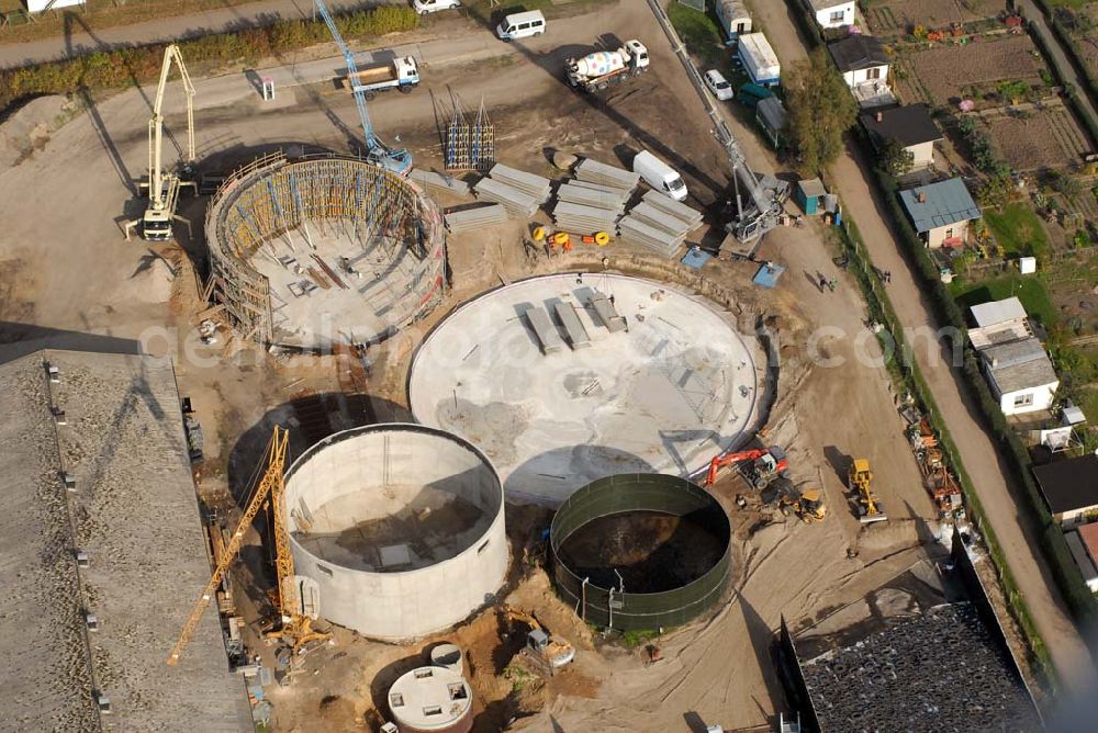 Aerial photograph Demmin - Blick auf den Bau einer Biogasanlage. Zukünftig sollen aus ca. 11.000 Tonnen Mais, Getreide, Grassilage und Rindergülle pro Jahr 2,5 Millionen Kubikmeter Biogas erzeugt werden. Dieses wird in einem neu zu errichtenden Blockheizkraftwerk (BHKW) im Heizhaus Stadtwerke Demmin in der Saarstraße verstromt. Das Umweltministerium fördert die Errichtung und den Betrieb des BHKW sowie die Fernwärmetrasse mit insgesamt 308.000 Euro.