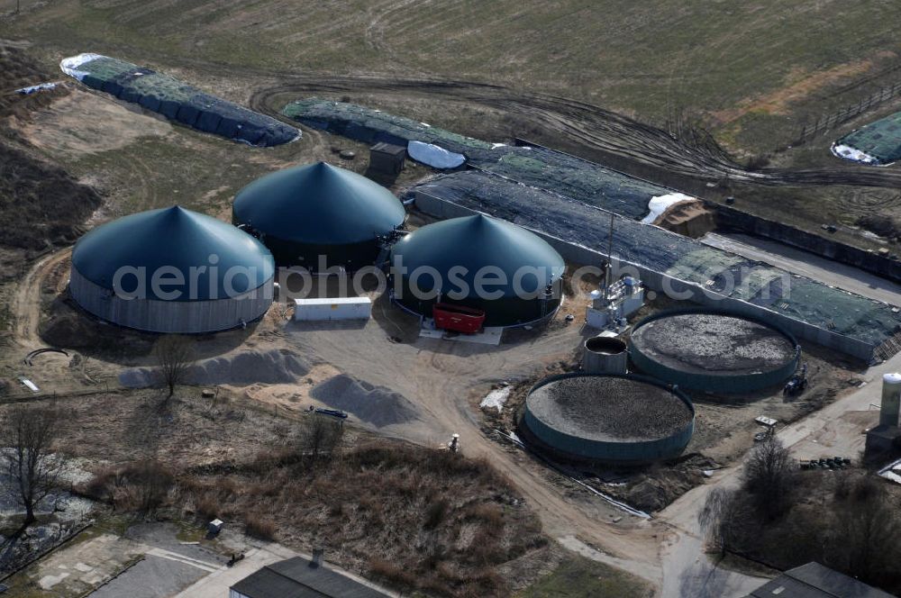 Birkholz from the bird's eye view: Blick auf die neue Biogasanlage der landwirtschaftlichen Gesellschaft Berliner Stadtgüter Nord KG im brandenburgischen Birkholz. Gülle der Milchkühe wird hier zur Stromproduktion eingesetzt wird. Die installierte Biogasanlage erzeugt 500 KW. Damit lässt sich Strom für rund 1.100 Vier- Personen-Haushalte produzieren. View of the new biogas plant of the agricultural society Birkholz. The installed biogas plant generates 500 KW.