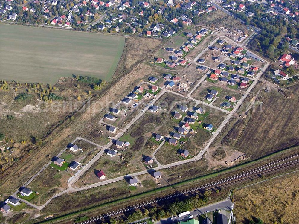 Aerial image Birkenstein / Hoppegarten - BRB - 20.10.2004 Birkenstein Einfamilienhausneubau nördlich der S-Bahnlinie am Gewerbegebiet Hoppegarten / BRB / Birkenstein