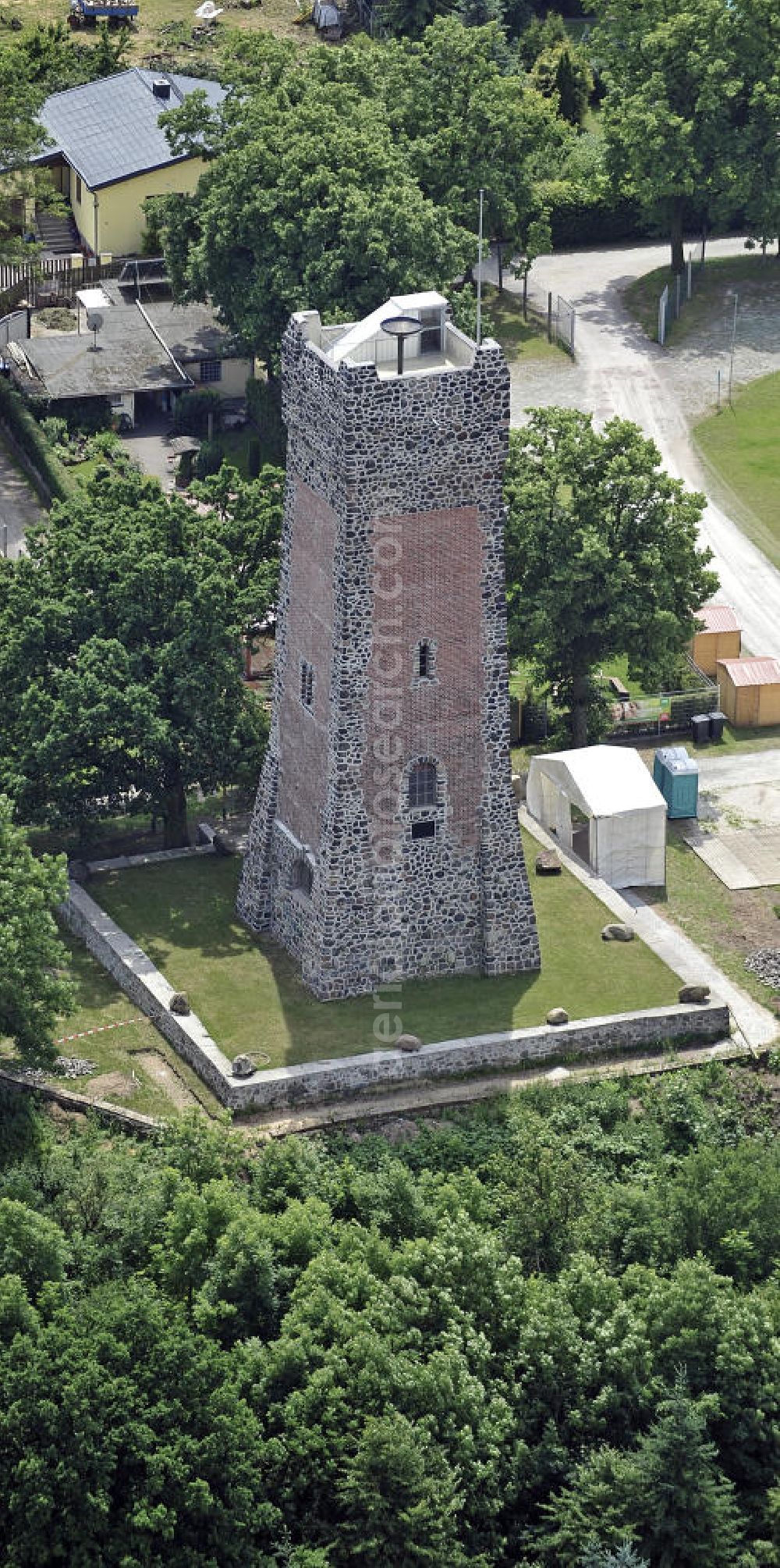 Burg from above - Blick auf den Bismarck-Turm von Burg. Der Turm wurde 1907 eingeweiht hat eine Höhe von 27 Metern. View of the Bismarck Tower in Burg. The tower was inaugurated in 1907 and has a height of 27 meters.