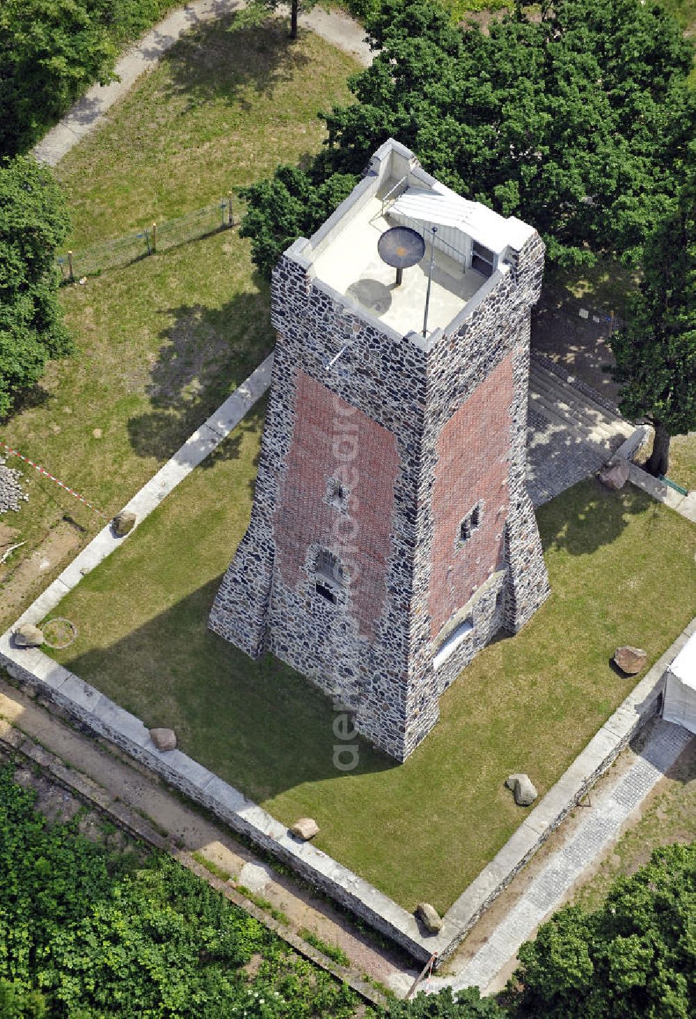 Aerial photograph Burg - Blick auf den Bismarck-Turm von Burg. Der Turm wurde 1907 eingeweiht hat eine Höhe von 27 Metern. View of the Bismarck Tower in Burg. The tower was inaugurated in 1907 and has a height of 27 meters.