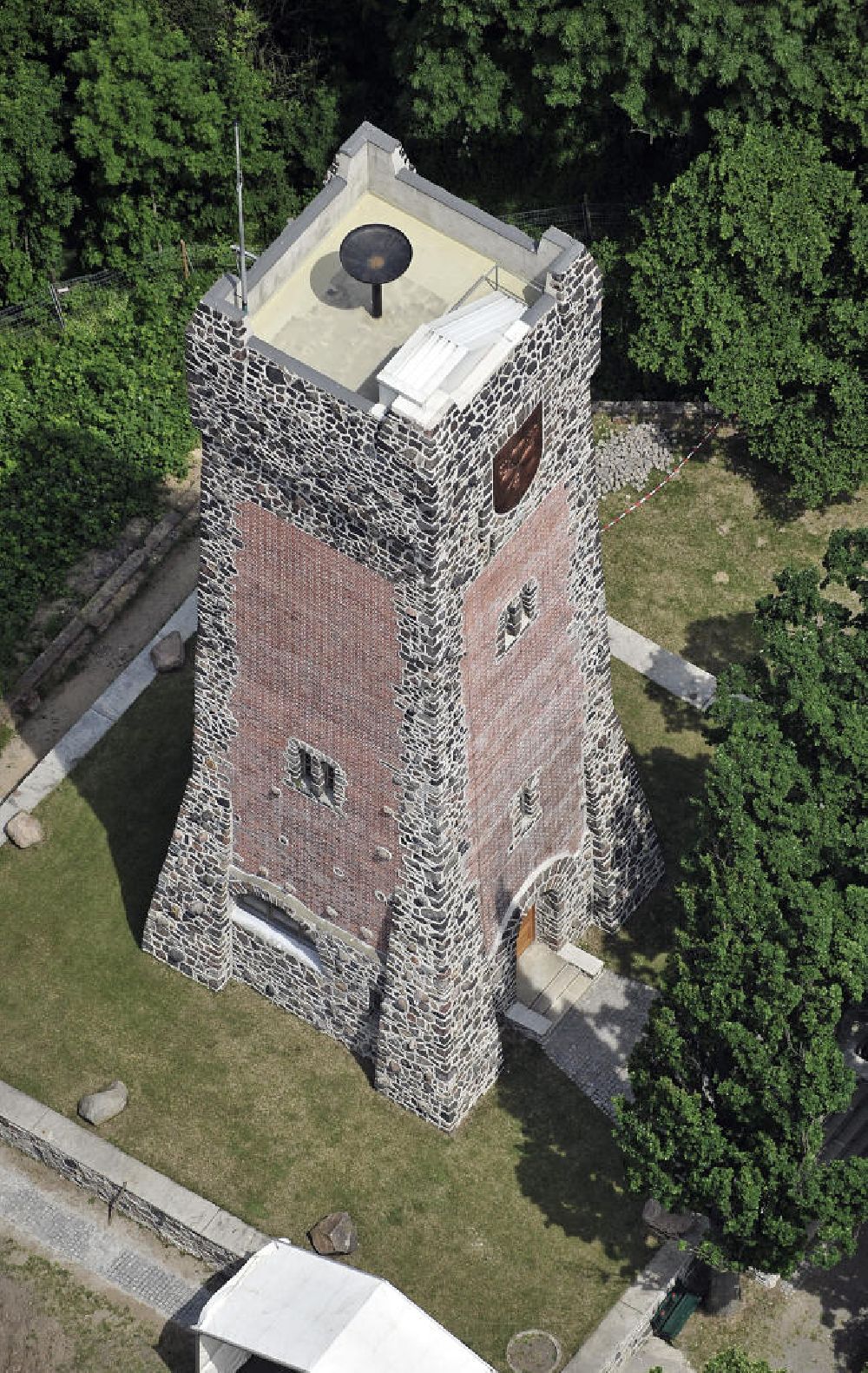 Burg from above - Blick auf den Bismarck-Turm von Burg. Der Turm wurde 1907 eingeweiht hat eine Höhe von 27 Metern. View of the Bismarck Tower in Burg. The tower was inaugurated in 1907 and has a height of 27 meters.