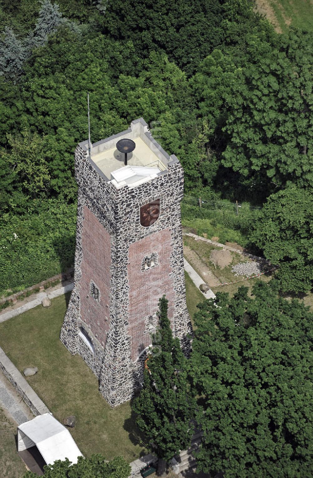 Burg from the bird's eye view: Blick auf den Bismarck-Turm von Burg. Der Turm wurde 1907 eingeweiht hat eine Höhe von 27 Metern. View of the Bismarck Tower in Burg. The tower was inaugurated in 1907 and has a height of 27 meters.