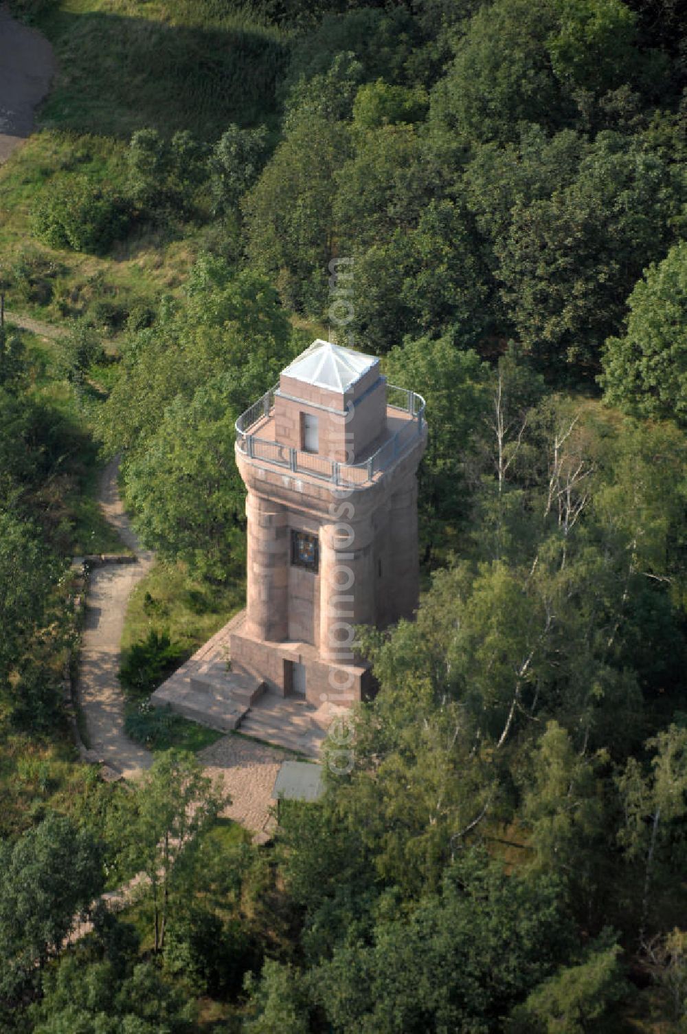 Aerial image Petersberg (bei Halle) - Auf dem Petersberg steht der 15 m hohe Bismarckturm Halle/Saale, der nach dem Entwurf „Götterdämmerung“ errichtet wurde und am 24. September 1902 eingeweiht wurde. Der im Zweiten Weltkrieg stark beschädigte Aussichtsturm wurde 1999/2000 umfangreich saniert, so dass er anschließend erstmals seit dem Krieg wieder besteigbar wurde.