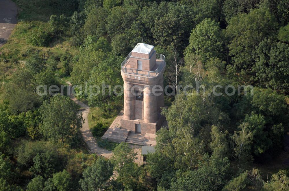 Aerial photograph Petersberg (bei Halle) - Auf dem Petersberg steht der 15 m hohe Bismarckturm Halle/Saale, der nach dem Entwurf „Götterdämmerung“ errichtet wurde und am 24. September 1902 eingeweiht wurde. Der im Zweiten Weltkrieg stark beschädigte Aussichtsturm wurde 1999/2000 umfangreich saniert, so dass er anschließend erstmals seit dem Krieg wieder besteigbar wurde.