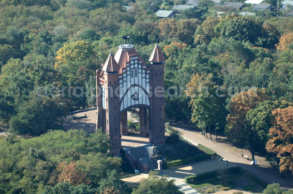 Rathenow from above - Blick auf den Rathenower Bismarckturm. Auf dem Weinberg, einem innenstadtnahen Erholungspark (2006 Teil der Landesgartenschau), steht der 1914 eingeweihte Bismarckturm, errichtet zu Ehren Otto von Bismarck, der in der Nähe von Rathenow in Schönhausen/Elbe geboren wurde. Der Turm wurde 1945 schwer beschädigt, in den 1960er Jahren gab es Umbauversuche zu einer Sternwarte, 2003 wurde er nach Sanierung wieder eingeweiht.