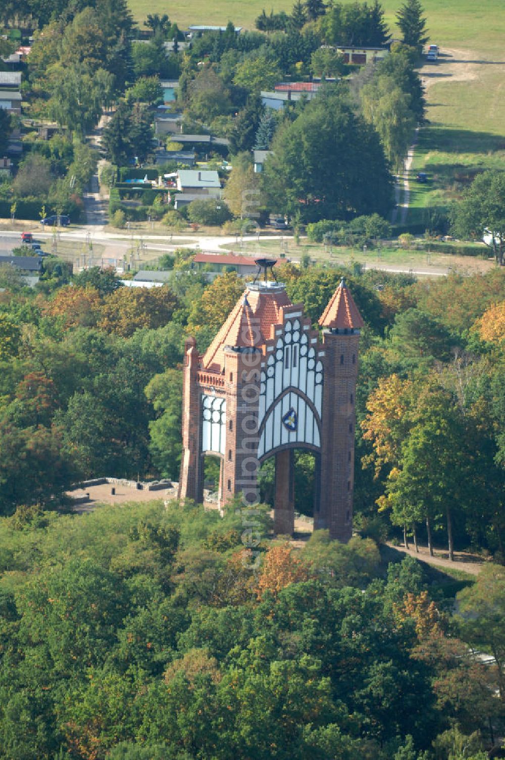 Rathenow from the bird's eye view: Blick auf den Rathenower Bismarckturm. Auf dem Weinberg, einem innenstadtnahen Erholungspark (2006 Teil der Landesgartenschau), steht der 1914 eingeweihte Bismarckturm, errichtet zu Ehren Otto von Bismarck, der in der Nähe von Rathenow in Schönhausen/Elbe geboren wurde. Der Turm wurde 1945 schwer beschädigt, in den 1960er Jahren gab es Umbauversuche zu einer Sternwarte, 2003 wurde er nach Sanierung wieder eingeweiht.