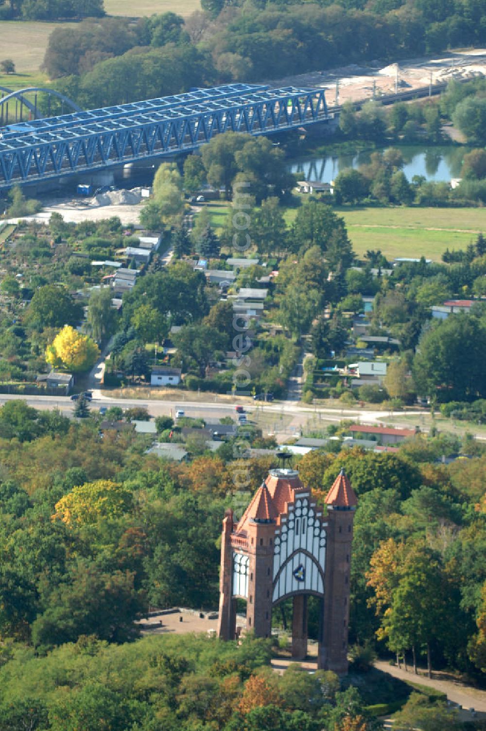 Aerial image Rathenow - Blick auf den Rathenower Bismarckturm. Auf dem Weinberg, einem innenstadtnahen Erholungspark (2006 Teil der Landesgartenschau), steht der 1914 eingeweihte Bismarckturm, errichtet zu Ehren Otto von Bismarck, der in der Nähe von Rathenow in Schönhausen/Elbe geboren wurde. Der Turm wurde 1945 schwer beschädigt, in den 1960er Jahren gab es Umbauversuche zu einer Sternwarte, 2003 wurde er nach Sanierung wieder eingeweiht.