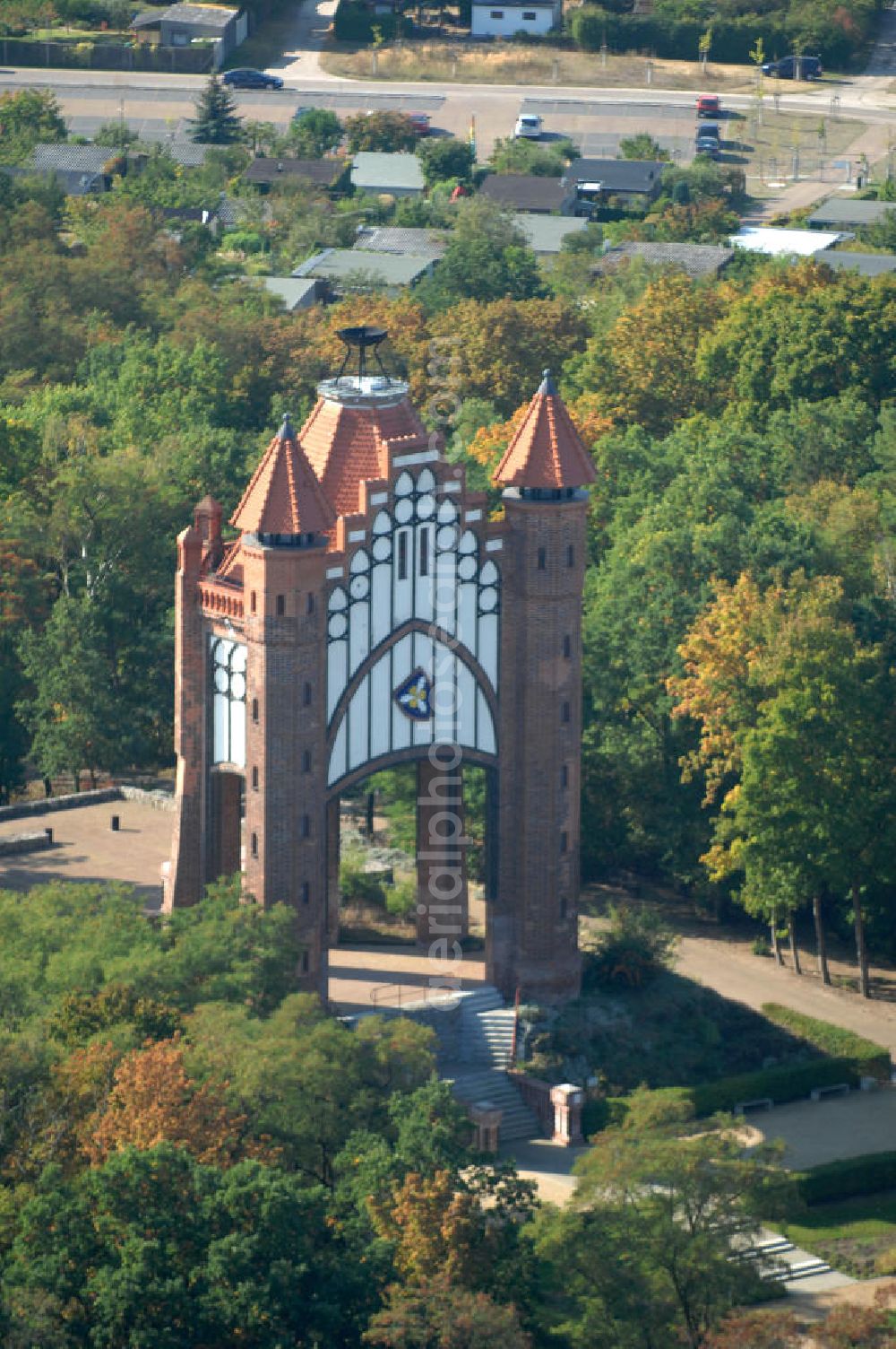 Aerial photograph Rathenow - Blick auf den Rathenower Bismarckturm. Auf dem Weinberg, einem innenstadtnahen Erholungspark (2006 Teil der Landesgartenschau), steht der 1914 eingeweihte Bismarckturm, errichtet zu Ehren Otto von Bismarck, der in der Nähe von Rathenow in Schönhausen/Elbe geboren wurde. Der Turm wurde 1945 schwer beschädigt, in den 1960er Jahren gab es Umbauversuche zu einer Sternwarte, 2003 wurde er nach Sanierung wieder eingeweiht.