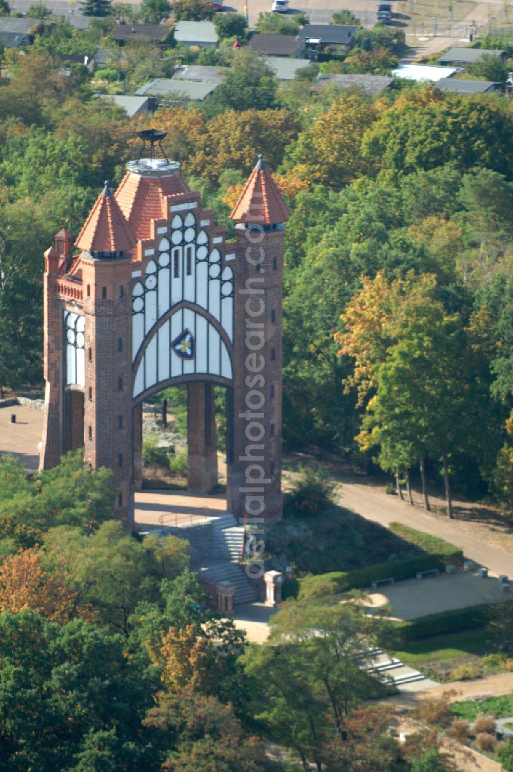 Rathenow from above - Blick auf den Rathenower Bismarckturm. Auf dem Weinberg, einem innenstadtnahen Erholungspark (2006 Teil der Landesgartenschau), steht der 1914 eingeweihte Bismarckturm, errichtet zu Ehren Otto von Bismarck, der in der Nähe von Rathenow in Schönhausen/Elbe geboren wurde. Der Turm wurde 1945 schwer beschädigt, in den 1960er Jahren gab es Umbauversuche zu einer Sternwarte, 2003 wurde er nach Sanierung wieder eingeweiht.