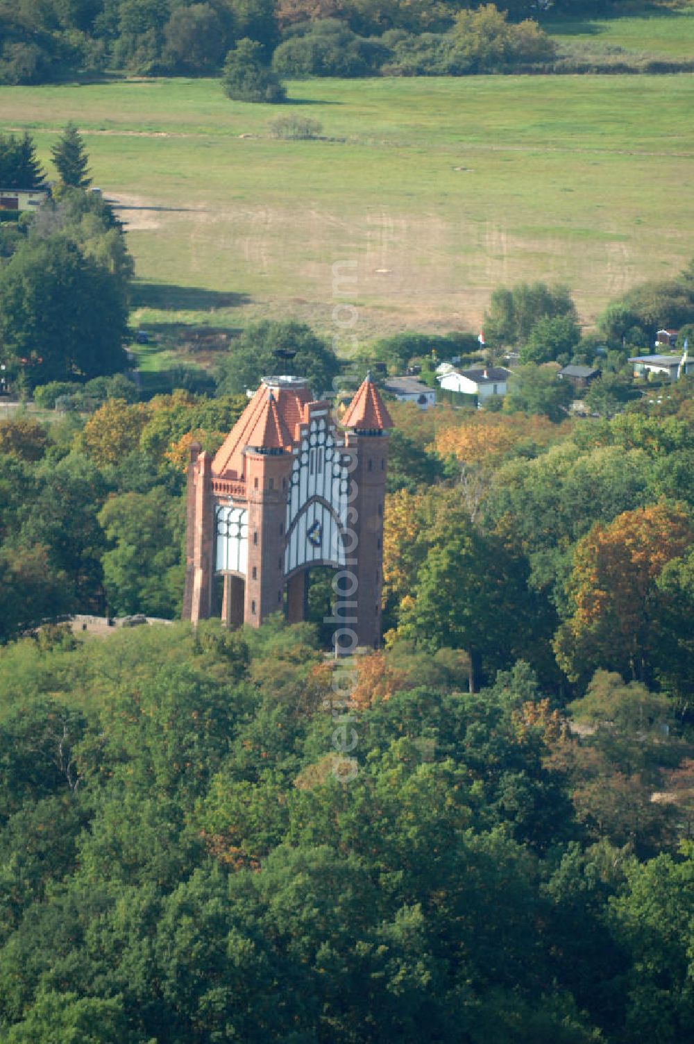 Rathenow from the bird's eye view: Blick auf den Rathenower Bismarckturm. Auf dem Weinberg, einem innenstadtnahen Erholungspark (2006 Teil der Landesgartenschau), steht der 1914 eingeweihte Bismarckturm, errichtet zu Ehren Otto von Bismarck, der in der Nähe von Rathenow in Schönhausen/Elbe geboren wurde. Der Turm wurde 1945 schwer beschädigt, in den 1960er Jahren gab es Umbauversuche zu einer Sternwarte, 2003 wurde er nach Sanierung wieder eingeweiht.