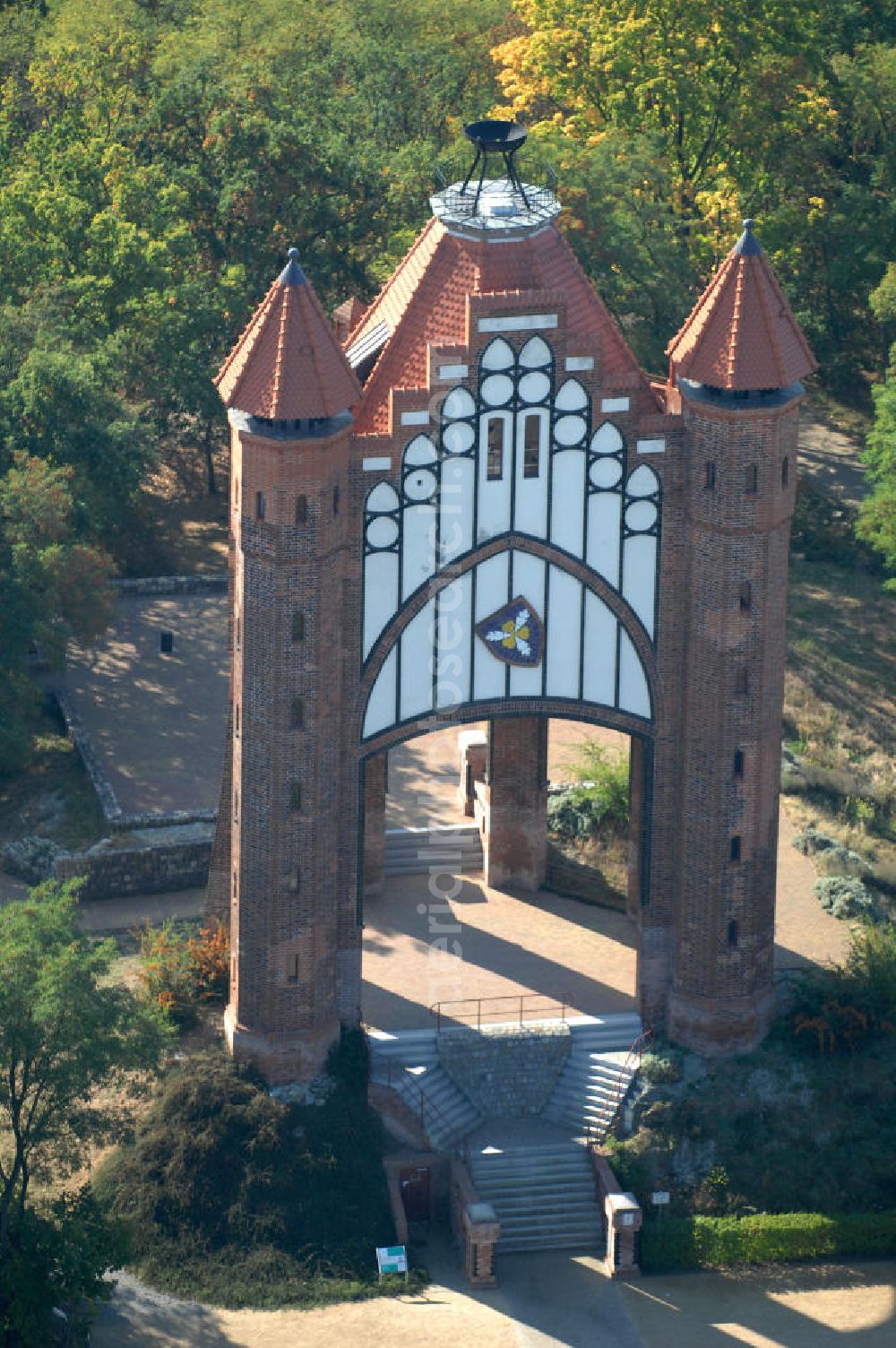 Aerial image Rathenow - Blick auf den Rathenower Bismarckturm. Auf dem Weinberg, einem innenstadtnahen Erholungspark (2006 Teil der Landesgartenschau), steht der 1914 eingeweihte Bismarckturm, errichtet zu Ehren Otto von Bismarck, der in der Nähe von Rathenow in Schönhausen/Elbe geboren wurde. Der Turm wurde 1945 schwer beschädigt, in den 1960er Jahren gab es Umbauversuche zu einer Sternwarte, 2003 wurde er nach Sanierung wieder eingeweiht.