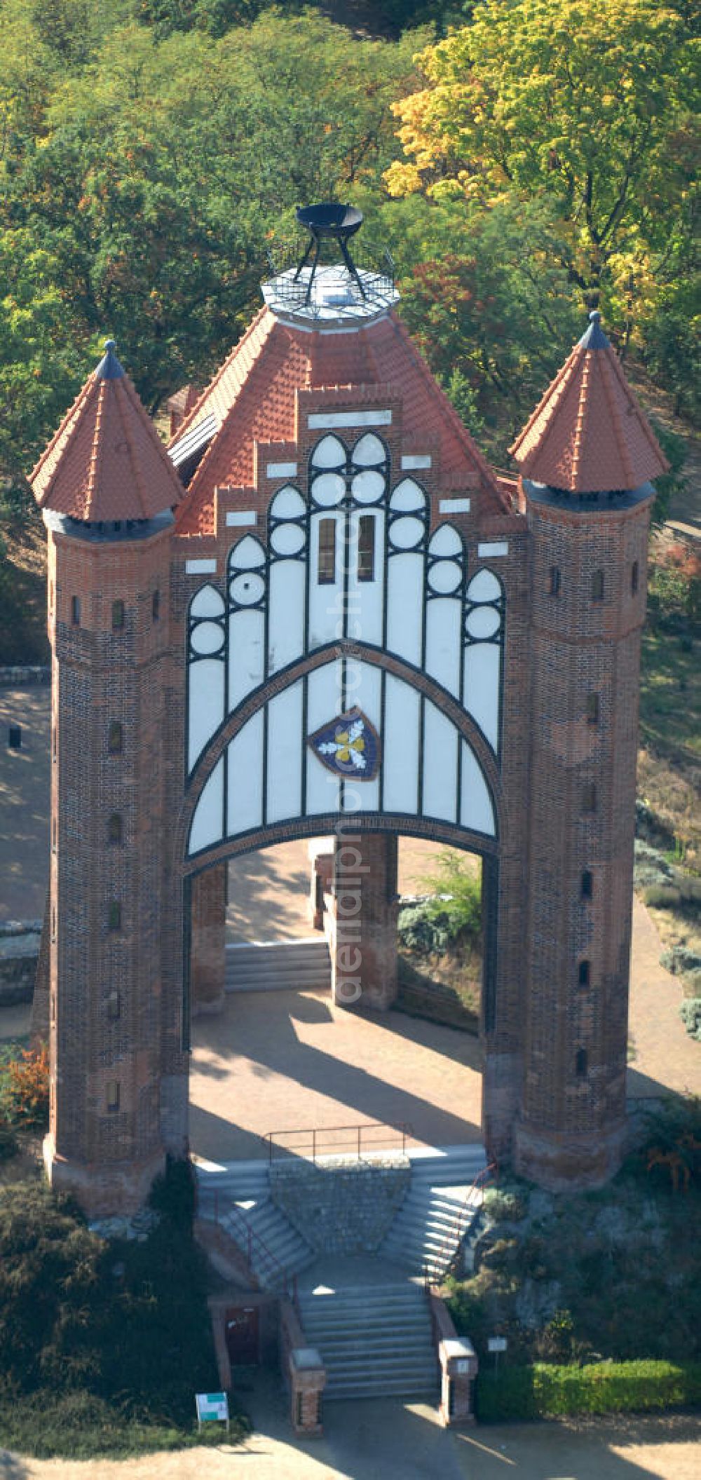 Aerial photograph Rathenow - Blick auf den Rathenower Bismarckturm. Auf dem Weinberg, einem innenstadtnahen Erholungspark (2006 Teil der Landesgartenschau), steht der 1914 eingeweihte Bismarckturm, errichtet zu Ehren Otto von Bismarck, der in der Nähe von Rathenow in Schönhausen/Elbe geboren wurde. Der Turm wurde 1945 schwer beschädigt, in den 1960er Jahren gab es Umbauversuche zu einer Sternwarte, 2003 wurde er nach Sanierung wieder eingeweiht.