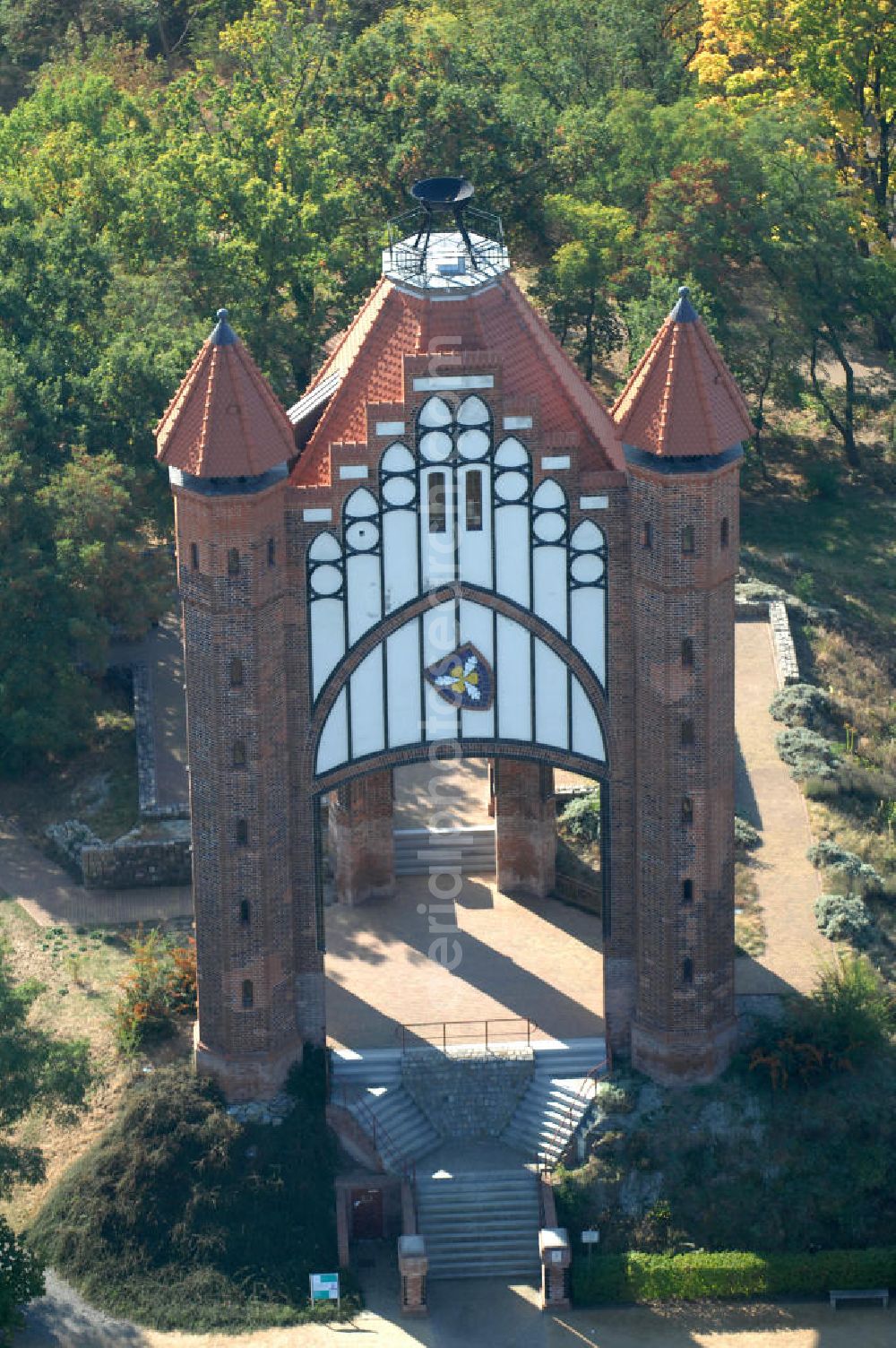 Rathenow from above - Blick auf den Rathenower Bismarckturm. Auf dem Weinberg, einem innenstadtnahen Erholungspark (2006 Teil der Landesgartenschau), steht der 1914 eingeweihte Bismarckturm, errichtet zu Ehren Otto von Bismarck, der in der Nähe von Rathenow in Schönhausen/Elbe geboren wurde. Der Turm wurde 1945 schwer beschädigt, in den 1960er Jahren gab es Umbauversuche zu einer Sternwarte, 2003 wurde er nach Sanierung wieder eingeweiht.