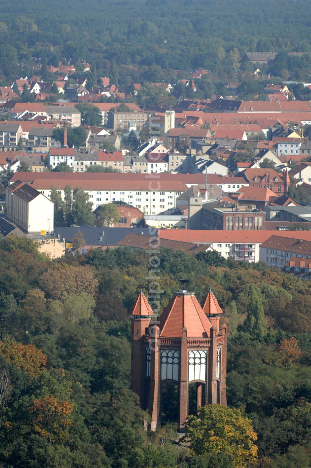 Rathenow from the bird's eye view: Blick auf den Rathenower Bismarckturm. Auf dem Weinberg, einem innenstadtnahen Erholungspark (2006 Teil der Landesgartenschau), steht der 1914 eingeweihte Bismarckturm, errichtet zu Ehren Otto von Bismarck, der in der Nähe von Rathenow in Schönhausen/Elbe geboren wurde. Der Turm wurde 1945 schwer beschädigt, in den 1960er Jahren gab es Umbauversuche zu einer Sternwarte, 2003 wurde er nach Sanierung wieder eingeweiht.