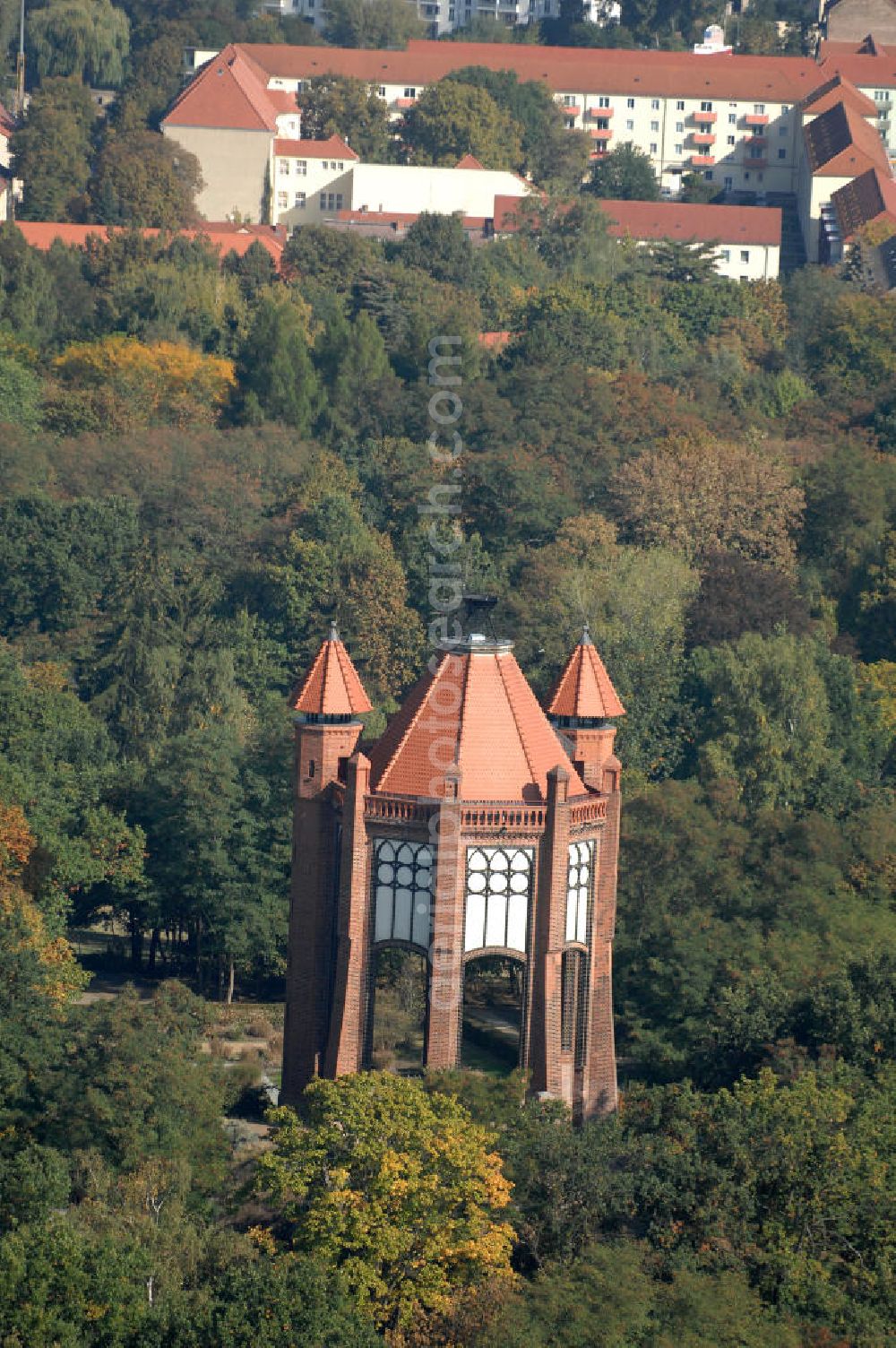 Aerial image Rathenow - Blick auf den Rathenower Bismarckturm. Auf dem Weinberg, einem innenstadtnahen Erholungspark (2006 Teil der Landesgartenschau), steht der 1914 eingeweihte Bismarckturm, errichtet zu Ehren Otto von Bismarck, der in der Nähe von Rathenow in Schönhausen/Elbe geboren wurde. Der Turm wurde 1945 schwer beschädigt, in den 1960er Jahren gab es Umbauversuche zu einer Sternwarte, 2003 wurde er nach Sanierung wieder eingeweiht.