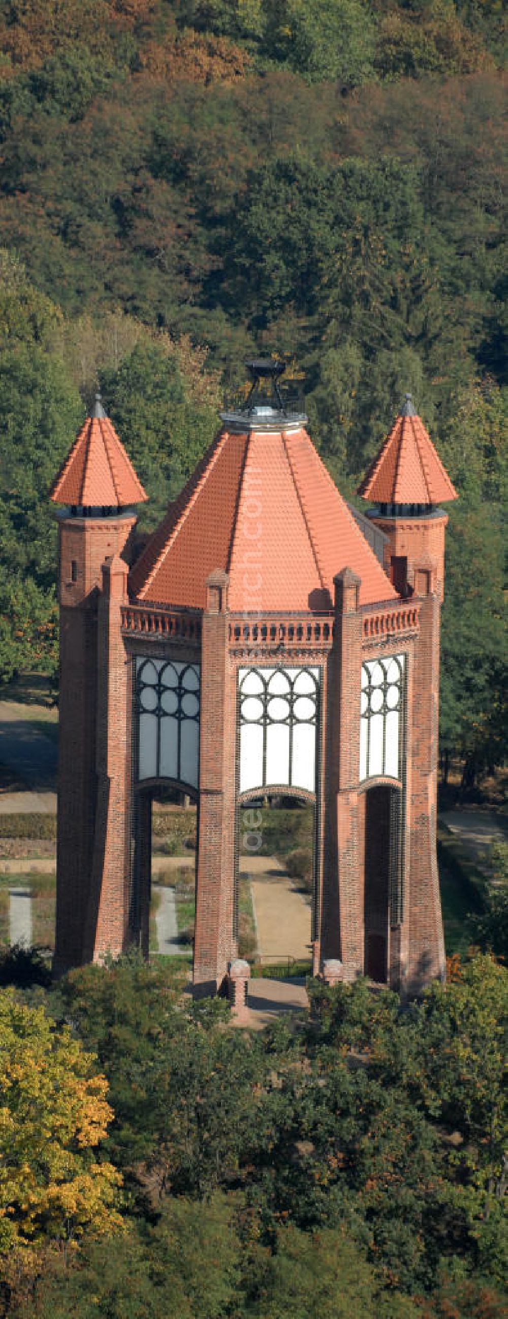 Aerial photograph Rathenow - Blick auf den Rathenower Bismarckturm. Auf dem Weinberg, einem innenstadtnahen Erholungspark (2006 Teil der Landesgartenschau), steht der 1914 eingeweihte Bismarckturm, errichtet zu Ehren Otto von Bismarck, der in der Nähe von Rathenow in Schönhausen/Elbe geboren wurde. Der Turm wurde 1945 schwer beschädigt, in den 1960er Jahren gab es Umbauversuche zu einer Sternwarte, 2003 wurde er nach Sanierung wieder eingeweiht.