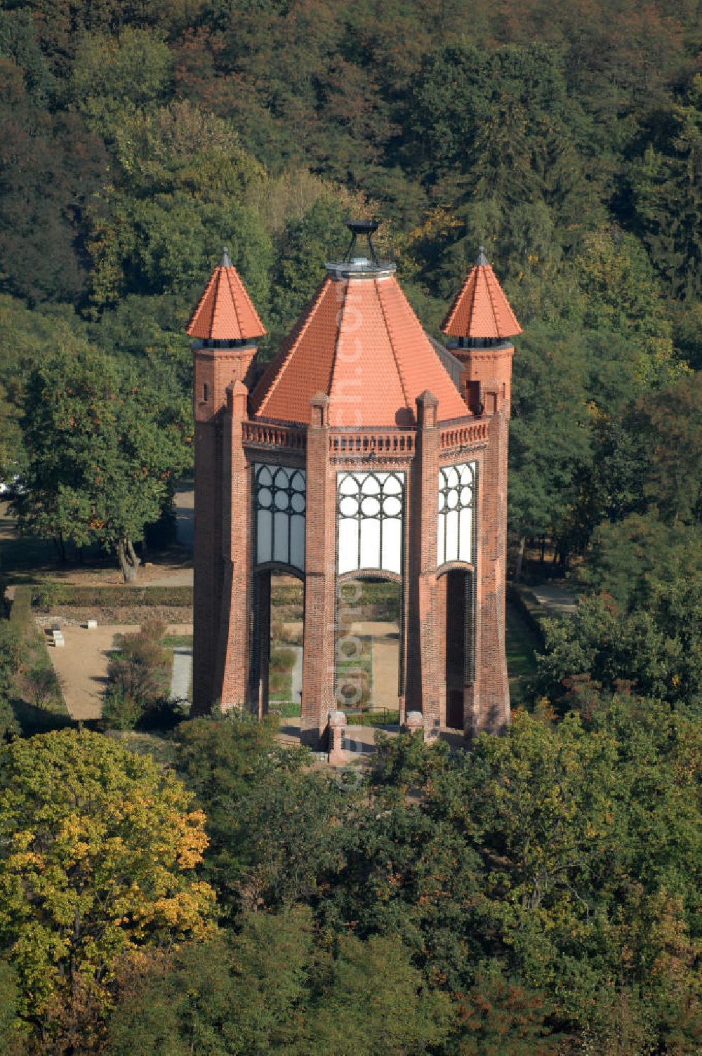 Rathenow from above - Blick auf den Rathenower Bismarckturm. Auf dem Weinberg, einem innenstadtnahen Erholungspark (2006 Teil der Landesgartenschau), steht der 1914 eingeweihte Bismarckturm, errichtet zu Ehren Otto von Bismarck, der in der Nähe von Rathenow in Schönhausen/Elbe geboren wurde. Der Turm wurde 1945 schwer beschädigt, in den 1960er Jahren gab es Umbauversuche zu einer Sternwarte, 2003 wurde er nach Sanierung wieder eingeweiht.