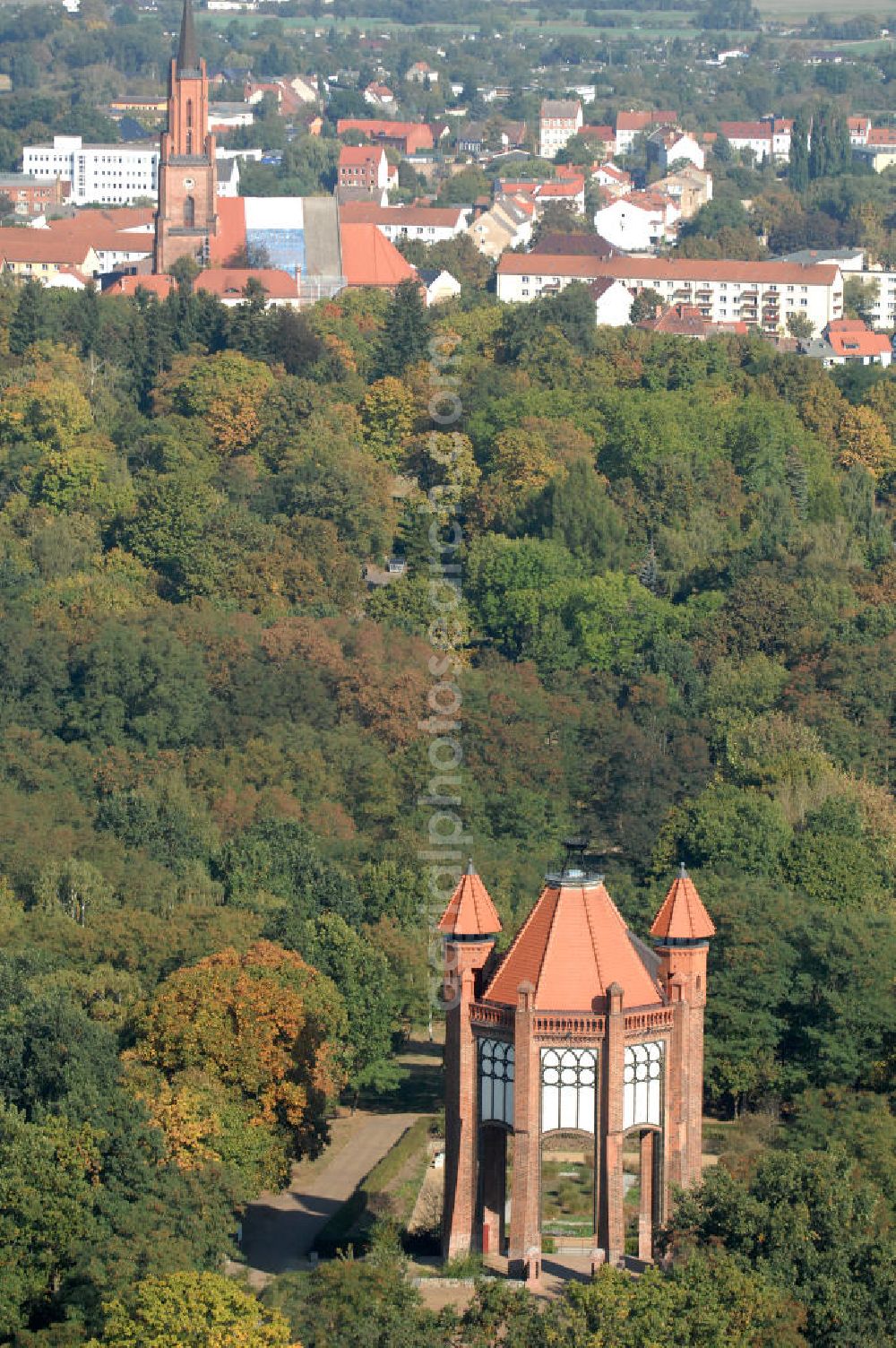 Rathenow from the bird's eye view: Blick auf den Rathenower Bismarckturm. Auf dem Weinberg, einem innenstadtnahen Erholungspark (2006 Teil der Landesgartenschau), steht der 1914 eingeweihte Bismarckturm, errichtet zu Ehren Otto von Bismarck, der in der Nähe von Rathenow in Schönhausen/Elbe geboren wurde. Der Turm wurde 1945 schwer beschädigt, in den 1960er Jahren gab es Umbauversuche zu einer Sternwarte, 2003 wurde er nach Sanierung wieder eingeweiht.