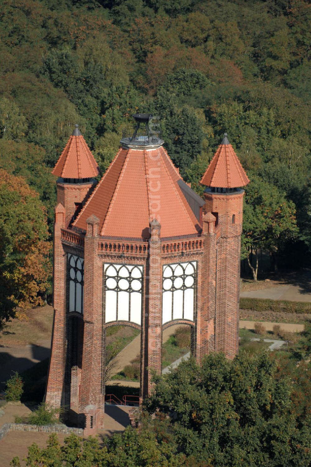 Rathenow from above - Blick auf den Rathenower Bismarckturm. Auf dem Weinberg, einem innenstadtnahen Erholungspark (2006 Teil der Landesgartenschau), steht der 1914 eingeweihte Bismarckturm, errichtet zu Ehren Otto von Bismarck, der in der Nähe von Rathenow in Schönhausen/Elbe geboren wurde. Der Turm wurde 1945 schwer beschädigt, in den 1960er Jahren gab es Umbauversuche zu einer Sternwarte, 2003 wurde er nach Sanierung wieder eingeweiht.