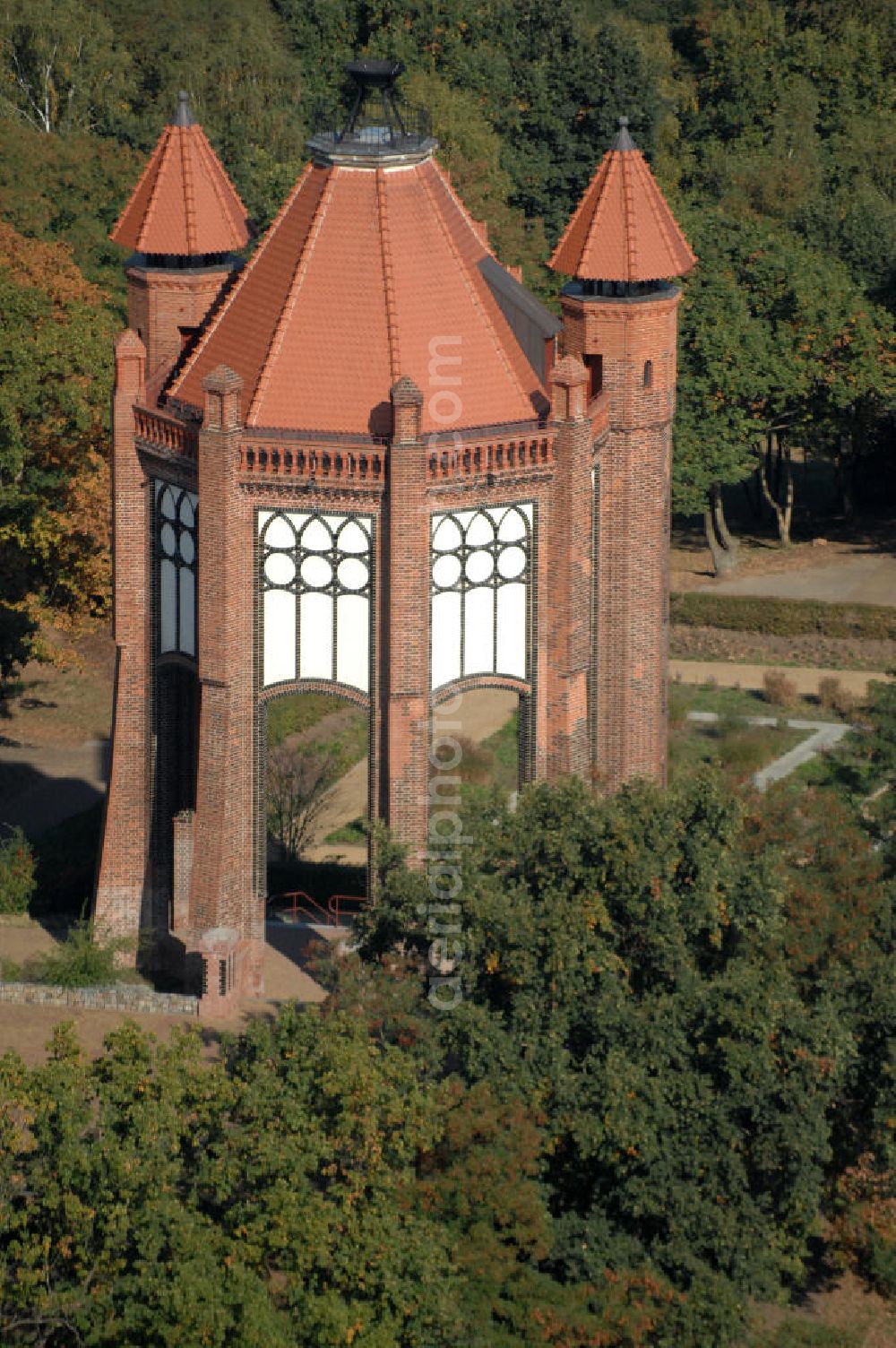 Rathenow from the bird's eye view: Blick auf den Rathenower Bismarckturm. Auf dem Weinberg, einem innenstadtnahen Erholungspark (2006 Teil der Landesgartenschau), steht der 1914 eingeweihte Bismarckturm, errichtet zu Ehren Otto von Bismarck, der in der Nähe von Rathenow in Schönhausen/Elbe geboren wurde. Der Turm wurde 1945 schwer beschädigt, in den 1960er Jahren gab es Umbauversuche zu einer Sternwarte, 2003 wurde er nach Sanierung wieder eingeweiht.