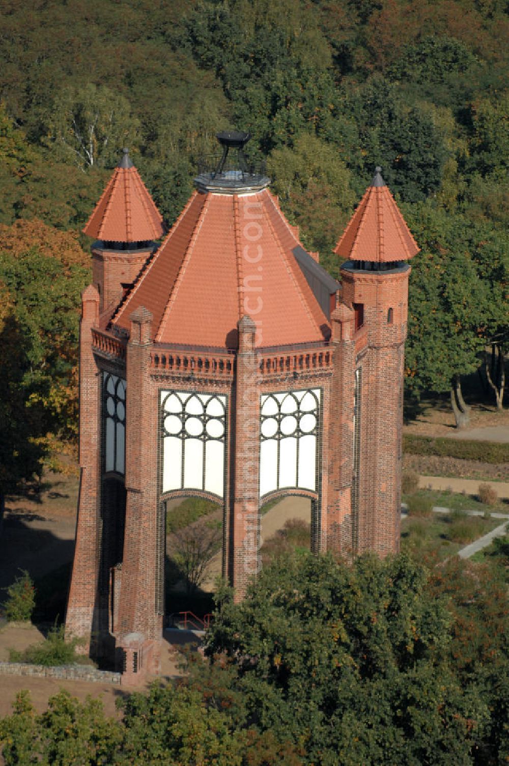 Aerial image Rathenow - Blick auf den Rathenower Bismarckturm. Auf dem Weinberg, einem innenstadtnahen Erholungspark (2006 Teil der Landesgartenschau), steht der 1914 eingeweihte Bismarckturm, errichtet zu Ehren Otto von Bismarck, der in der Nähe von Rathenow in Schönhausen/Elbe geboren wurde. Der Turm wurde 1945 schwer beschädigt, in den 1960er Jahren gab es Umbauversuche zu einer Sternwarte, 2003 wurde er nach Sanierung wieder eingeweiht.