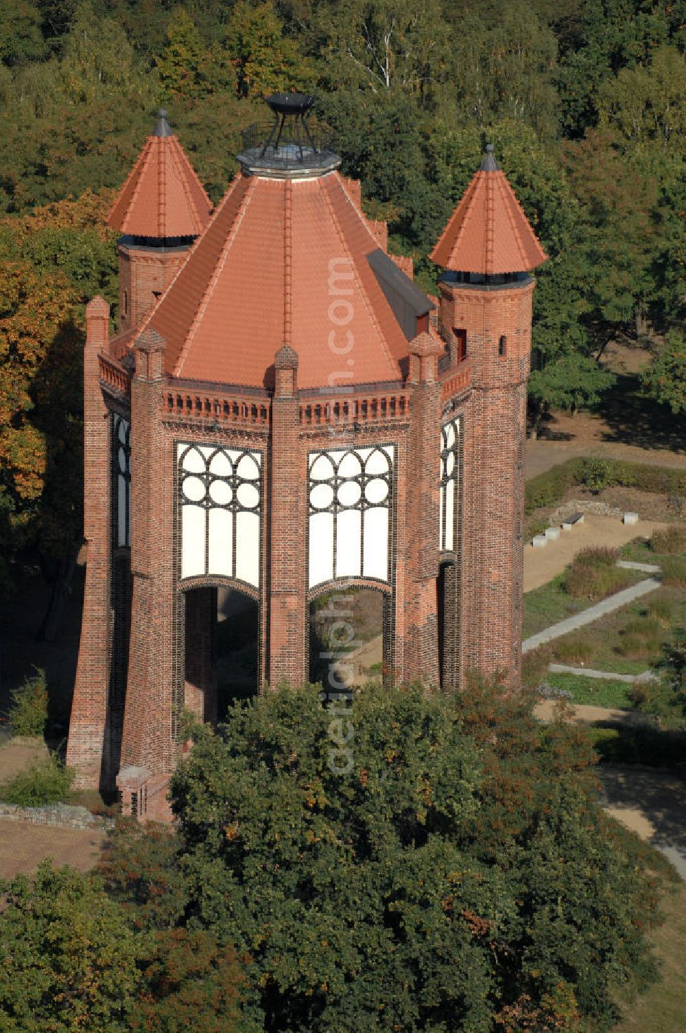 Aerial photograph Rathenow - Blick auf den Rathenower Bismarckturm. Auf dem Weinberg, einem innenstadtnahen Erholungspark (2006 Teil der Landesgartenschau), steht der 1914 eingeweihte Bismarckturm, errichtet zu Ehren Otto von Bismarck, der in der Nähe von Rathenow in Schönhausen/Elbe geboren wurde. Der Turm wurde 1945 schwer beschädigt, in den 1960er Jahren gab es Umbauversuche zu einer Sternwarte, 2003 wurde er nach Sanierung wieder eingeweiht.