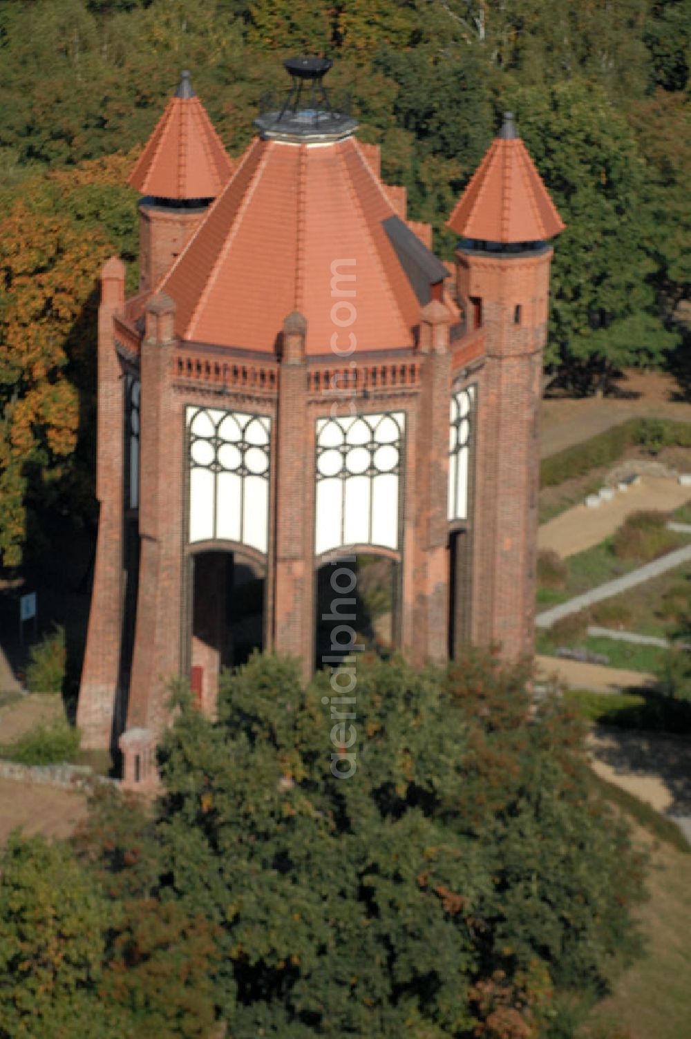 Rathenow from above - Blick auf den Rathenower Bismarckturm. Auf dem Weinberg, einem innenstadtnahen Erholungspark (2006 Teil der Landesgartenschau), steht der 1914 eingeweihte Bismarckturm, errichtet zu Ehren Otto von Bismarck, der in der Nähe von Rathenow in Schönhausen/Elbe geboren wurde. Der Turm wurde 1945 schwer beschädigt, in den 1960er Jahren gab es Umbauversuche zu einer Sternwarte, 2003 wurde er nach Sanierung wieder eingeweiht.