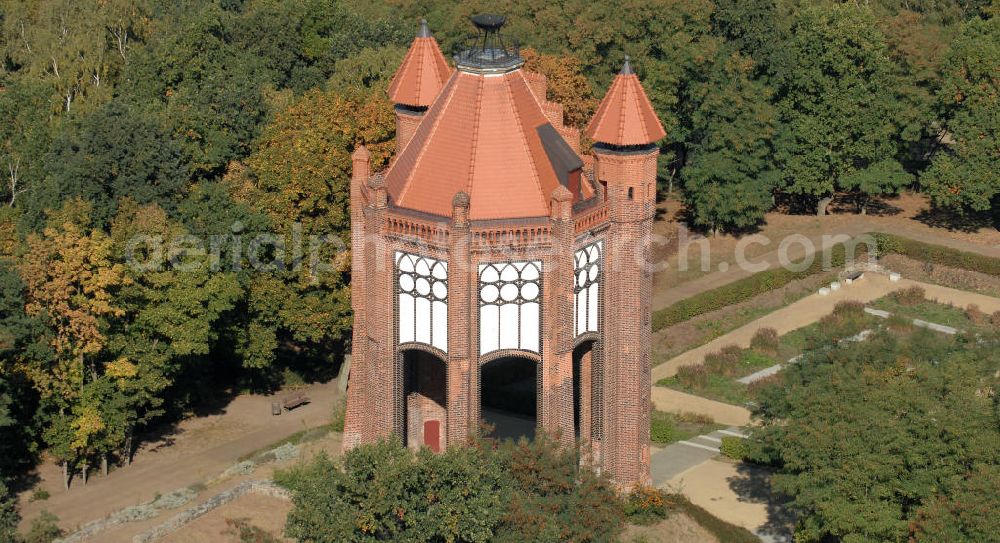 Rathenow from the bird's eye view: Blick auf den Rathenower Bismarckturm. Auf dem Weinberg, einem innenstadtnahen Erholungspark (2006 Teil der Landesgartenschau), steht der 1914 eingeweihte Bismarckturm, errichtet zu Ehren Otto von Bismarck, der in der Nähe von Rathenow in Schönhausen/Elbe geboren wurde. Der Turm wurde 1945 schwer beschädigt, in den 1960er Jahren gab es Umbauversuche zu einer Sternwarte, 2003 wurde er nach Sanierung wieder eingeweiht.