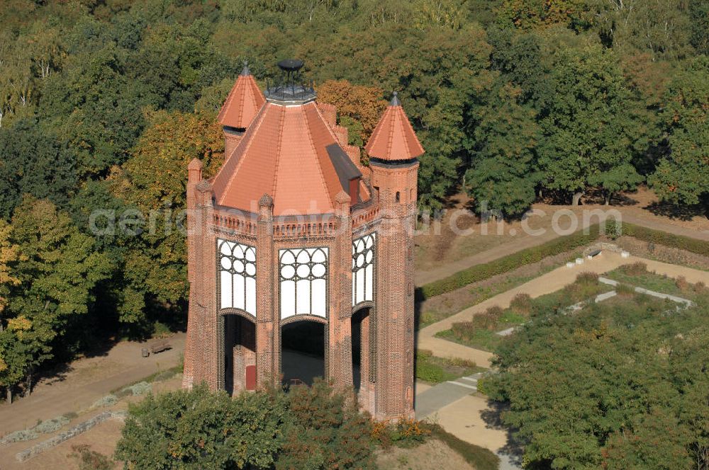 Aerial image Rathenow - Blick auf den Rathenower Bismarckturm. Auf dem Weinberg, einem innenstadtnahen Erholungspark (2006 Teil der Landesgartenschau), steht der 1914 eingeweihte Bismarckturm, errichtet zu Ehren Otto von Bismarck, der in der Nähe von Rathenow in Schönhausen/Elbe geboren wurde. Der Turm wurde 1945 schwer beschädigt, in den 1960er Jahren gab es Umbauversuche zu einer Sternwarte, 2003 wurde er nach Sanierung wieder eingeweiht.