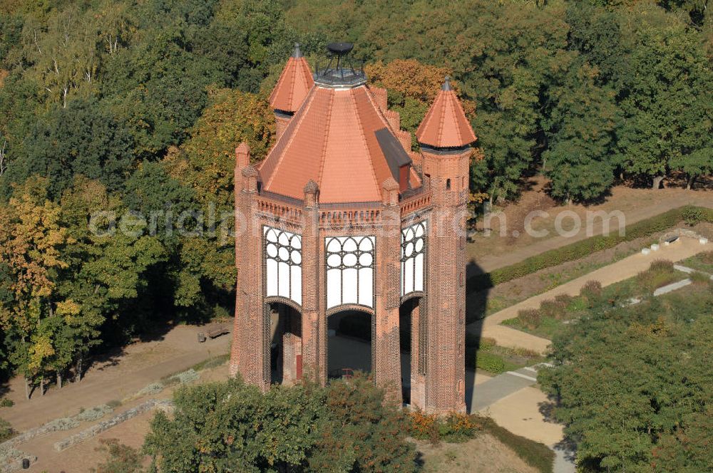 Aerial photograph Rathenow - Blick auf den Rathenower Bismarckturm. Auf dem Weinberg, einem innenstadtnahen Erholungspark (2006 Teil der Landesgartenschau), steht der 1914 eingeweihte Bismarckturm, errichtet zu Ehren Otto von Bismarck, der in der Nähe von Rathenow in Schönhausen/Elbe geboren wurde. Der Turm wurde 1945 schwer beschädigt, in den 1960er Jahren gab es Umbauversuche zu einer Sternwarte, 2003 wurde er nach Sanierung wieder eingeweiht.