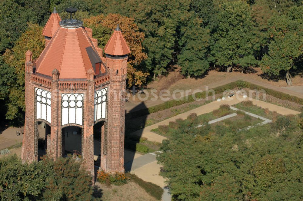 Rathenow from above - Blick auf den Rathenower Bismarckturm. Auf dem Weinberg, einem innenstadtnahen Erholungspark (2006 Teil der Landesgartenschau), steht der 1914 eingeweihte Bismarckturm, errichtet zu Ehren Otto von Bismarck, der in der Nähe von Rathenow in Schönhausen/Elbe geboren wurde. Der Turm wurde 1945 schwer beschädigt, in den 1960er Jahren gab es Umbauversuche zu einer Sternwarte, 2003 wurde er nach Sanierung wieder eingeweiht.