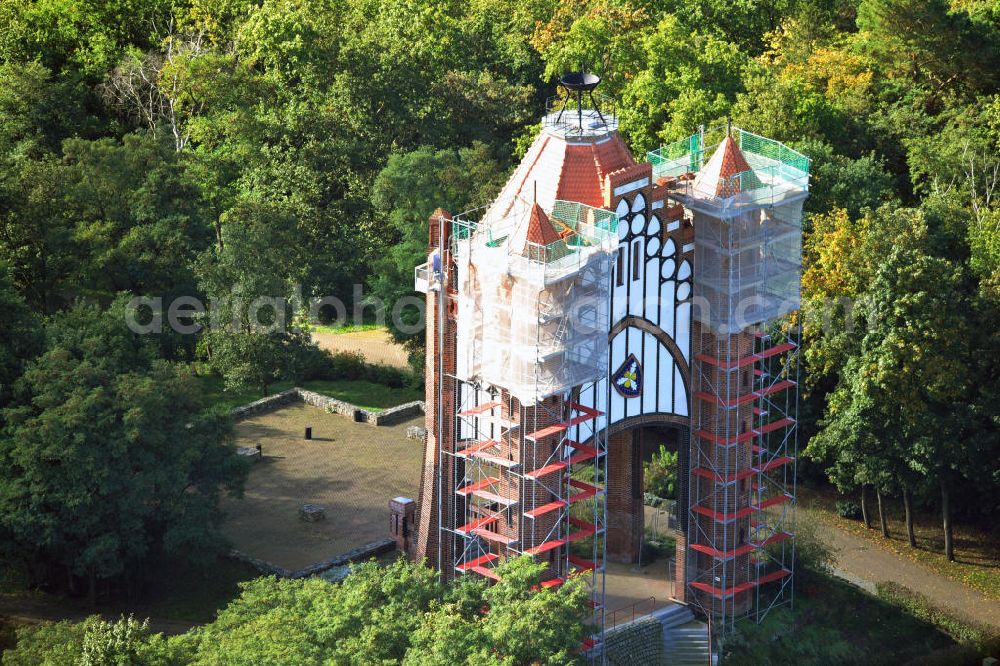 Rathenow from above - Der Bismarckturm steht auf dem Weinberg in Rathenow, Brandenburg. Er wurde zu Ehren Ottos von Bismarck gebaut. Momentan werden die Dächer der Seitentürme renoviert. The Bismarck Tower is situated on the Weinberg Rathenow. It was constructed in honor of Otto von Bismarck. Currently the roofs are going to be restaurated.