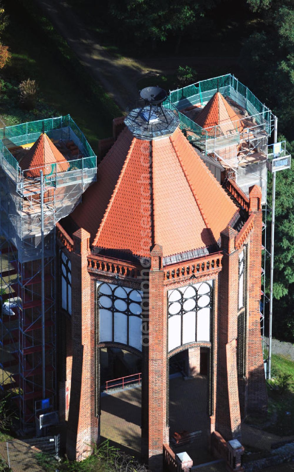 Aerial photograph Rathenow - Der Bismarckturm steht auf dem Weinberg in Rathenow, Brandenburg. Er wurde zu Ehren Ottos von Bismarck gebaut. Momentan werden die Dächer der Seitentürme renoviert. The Bismarck Tower is situated on the Weinberg Rathenow. It was constructed in honor of Otto von Bismarck. Currently the roofs are going to be restaurated.