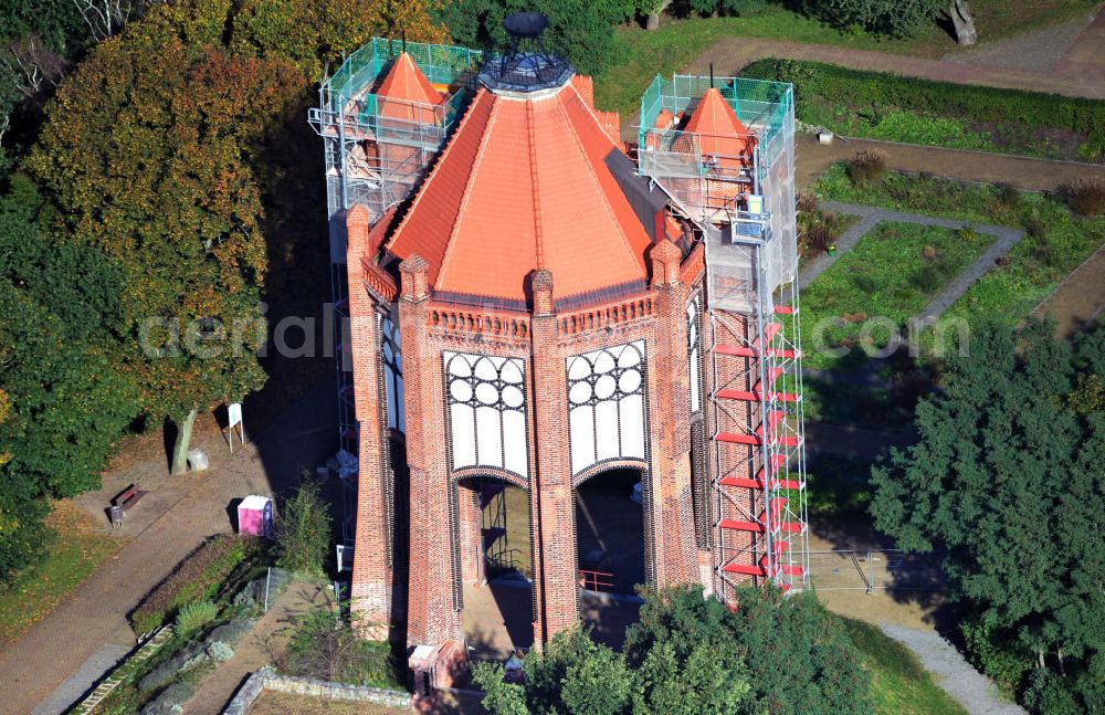 Rathenow from above - Der Bismarckturm steht auf dem Weinberg in Rathenow, Brandenburg. Er wurde zu Ehren Ottos von Bismarck gebaut. Momentan werden die Dächer der Seitentürme renoviert. The Bismarck Tower is situated on the Weinberg Rathenow. It was constructed in honor of Otto von Bismarck. Currently the roofs are going to be restaurated.