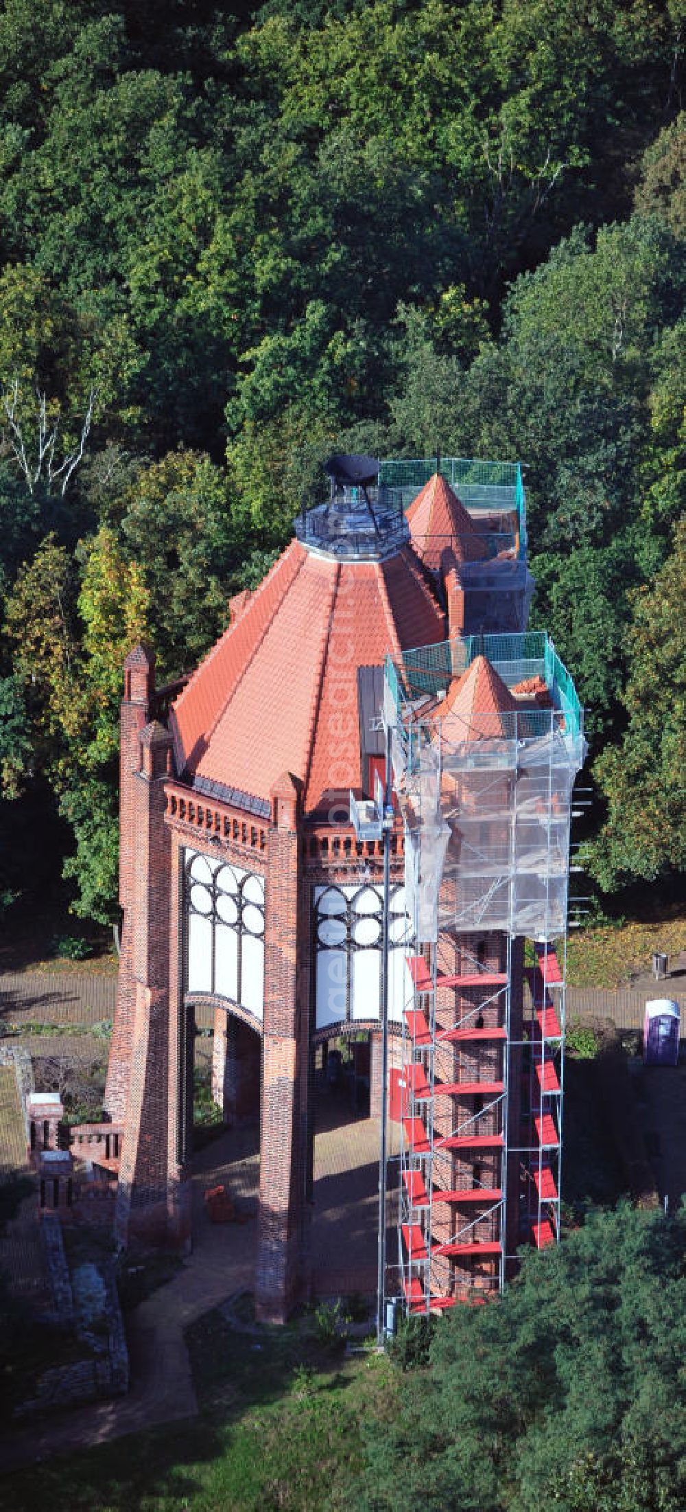 Rathenow from the bird's eye view: Der Bismarckturm steht auf dem Weinberg in Rathenow, Brandenburg. Er wurde zu Ehren Ottos von Bismarck gebaut. Momentan werden die Dächer der Seitentürme renoviert. The Bismarck Tower is situated on the Weinberg Rathenow. It was constructed in honor of Otto von Bismarck. Currently the roofs are going to be restaurated.