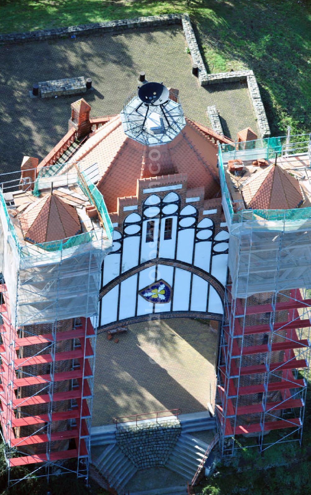 Aerial photograph Rathenow - Der Bismarckturm steht auf dem Weinberg in Rathenow, Brandenburg. Er wurde zu Ehren Ottos von Bismarck gebaut. Momentan werden die Dächer der Seitentürme renoviert. The Bismarck Tower is situated on the Weinberg Rathenow. It was constructed in honor of Otto von Bismarck. Currently the roofs are going to be restaurated.