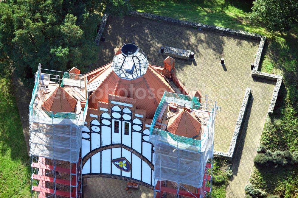 Rathenow from above - Der Bismarckturm steht auf dem Weinberg in Rathenow, Brandenburg. Er wurde zu Ehren Ottos von Bismarck gebaut. Momentan werden die Dächer der Seitentürme renoviert. The Bismarck Tower is situated on the Weinberg Rathenow. It was constructed in honor of Otto von Bismarck. Currently the roofs are going to be restaurated.