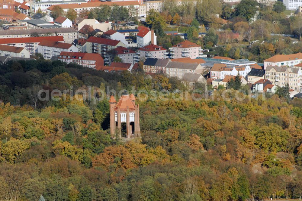 Rathenow from the bird's eye view: Blick auf den Bismarckturm in Rathenow. Der Bismarckturm auf dem Rathenower Weinberg wurde am 24. Juni 1914 zu Ehren des ehemaligen Reichskanzlers, Fürst Otto von Bismarck, eingeweiht. Der Turm wurde 1945 schwer beschädigt, in den 1960er Jahren gab es Umbauversuche zu einer Sternwarte, 2003 wurde er nach Sanierung wieder eingeweiht. Seit 1991 steht der Bismarckturm unter Denkmalschutz. Kontakt: Bismarckturm-Verein Rathenow e.V., Vorstandsvorsitzende Karin Müller, Koloniestr. 9, 14712 Rathenow, Tel.: 0160/8724197