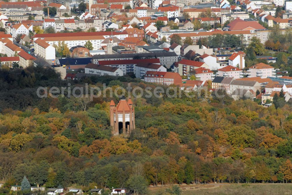 Aerial image Rathenow - Blick auf den Bismarckturm in Rathenow. Der Bismarckturm auf dem Rathenower Weinberg wurde am 24. Juni 1914 zu Ehren des ehemaligen Reichskanzlers, Fürst Otto von Bismarck, eingeweiht. Der Turm wurde 1945 schwer beschädigt, in den 1960er Jahren gab es Umbauversuche zu einer Sternwarte, 2003 wurde er nach Sanierung wieder eingeweiht. Seit 1991 steht der Bismarckturm unter Denkmalschutz. Kontakt: Bismarckturm-Verein Rathenow e.V., Vorstandsvorsitzende Karin Müller, Koloniestr. 9, 14712 Rathenow, Tel.: 0160/8724197