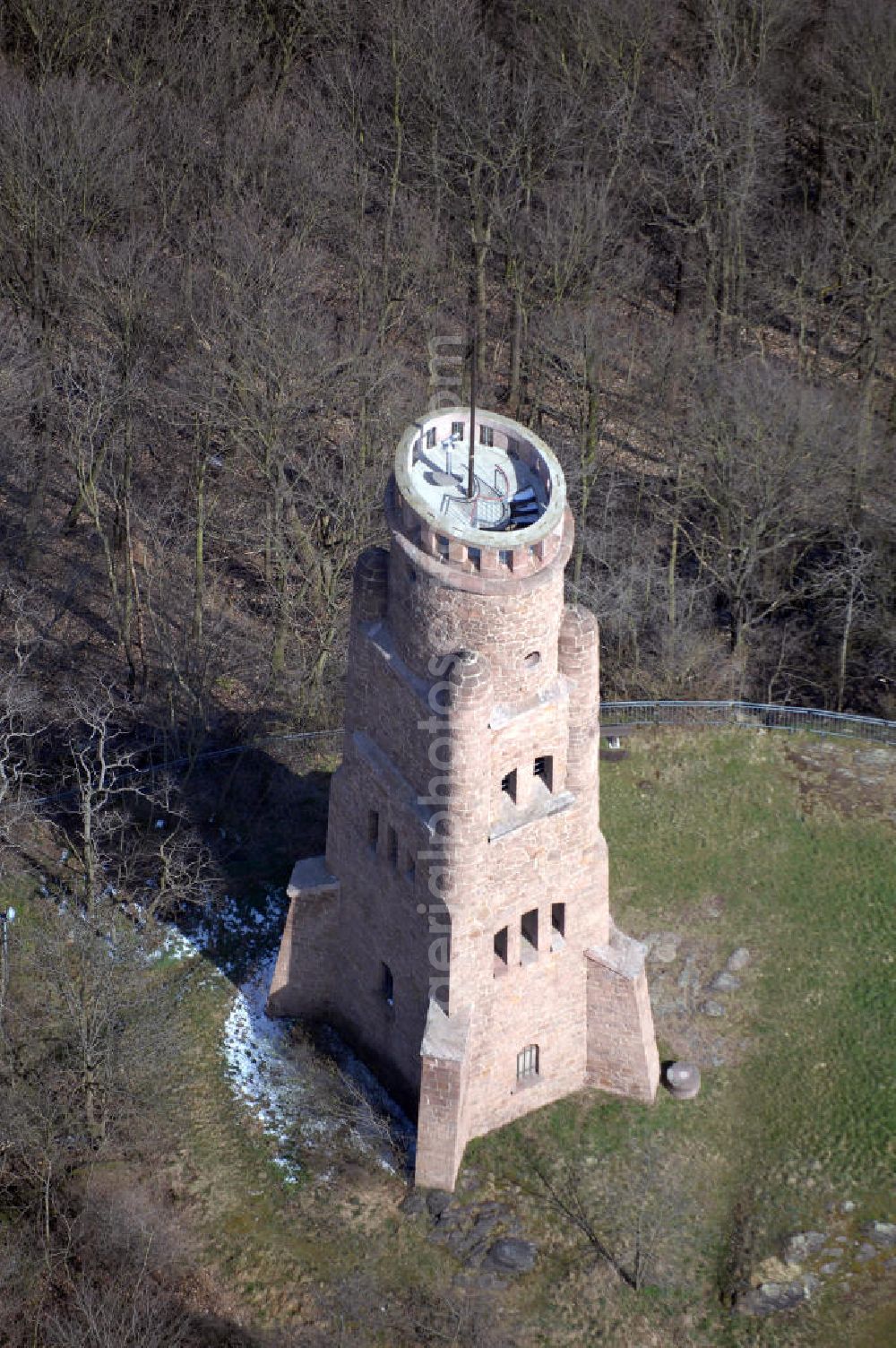 Aerial photograph WETTIN - Blick auf den Bismarckturm Wettin auf den Salderberg des Großen Schweizerling (143,5 m über NN). Der Baubeginn war am 04.10.1904, er wurde 1905 fertiggestellt. Der Turm welcher hauptsächlich aus Sandstein besteht, ist 21,5 m hoch. Kontakt (Pächter): Siegfried Grünhagen, Kiefernweg 2, 06198 Wettin, Tel. +49(0)34607 20036