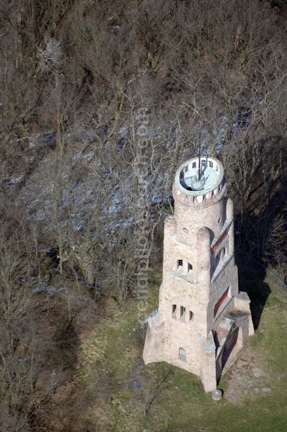 WETTIN from above - Blick auf den Bismarckturm Wettin auf den Salderberg des Großen Schweizerling (143,5 m über NN). Der Baubeginn war am 04.10.1904, er wurde 1905 fertiggestellt. Der Turm welcher hauptsächlich aus Sandstein besteht, ist 21,5 m hoch. Kontakt (Pächter): Siegfried Grünhagen, Kiefernweg 2, 06198 Wettin, Tel. +49(0)34607 20036