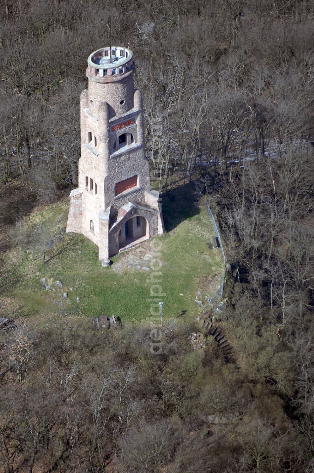 WETTIN from the bird's eye view: Blick auf den Bismarckturm Wettin auf den Salderberg des Großen Schweizerling (143,5 m über NN). Der Baubeginn war am 04.10.1904, er wurde 1905 fertiggestellt. Der Turm welcher hauptsächlich aus Sandstein besteht, ist 21,5 m hoch. Kontakt (Pächter): Siegfried Grünhagen, Kiefernweg 2, 06198 Wettin, Tel. +49(0)34607 20036