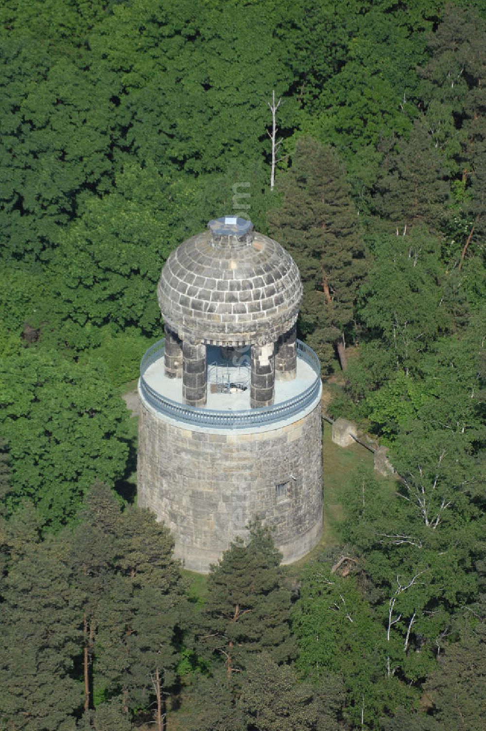 Aerial photograph HALBERSTADT - Blick auf den Bismarckturm im Landschaftsschutzpark Spiegelsberge in Halberstadt. Seitlich von der Halle führen zwei Treppen mit 29 Kunststeinstufen zur ersten und 17 Eisenstufen einer Wendeltreppe zur Aussichtsplattform. Über der Aussichtsplattform erhebt sich auf fünf wuchtigen Säulen ein Kuppelbau mit rundem Feuerbecken. Nach dem 2. Weltkrieg wurde der Bismarckturm in Turm des Friedens umbenannt. Der Turm wurde nicht saniert. Im Jahr 1965 hatte man die Idee, den Turm in eine Volkssternwarte umzubauen. Dieser Gedanke wurde aber wieder verworfen. Nach der Wende wurde der Turm 1992 unter Denkmalschutz gestellt und in den Jahren 1996-98 saniert (Wiedereröffnung am 21.07.1998). Die Rückbenennung in Bismarckturm erfolgte ca. 1992.