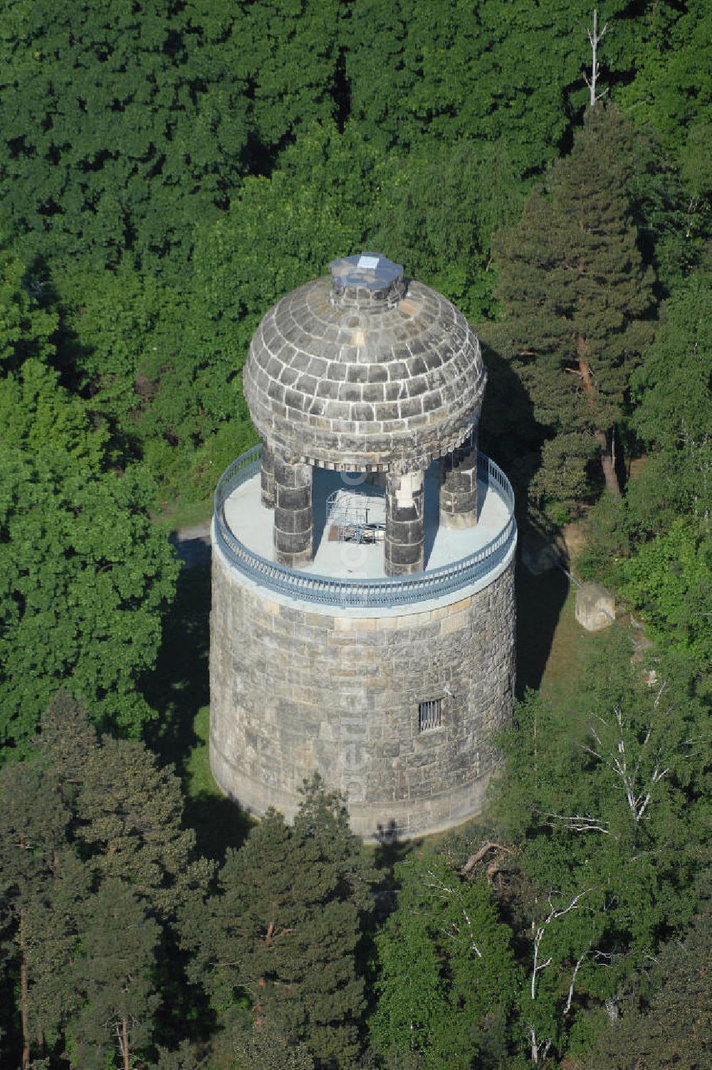 HALBERSTADT from the bird's eye view: Blick auf den Bismarckturm im Landschaftsschutzpark Spiegelsberge in Halberstadt. Seitlich von der Halle führen zwei Treppen mit 29 Kunststeinstufen zur ersten und 17 Eisenstufen einer Wendeltreppe zur Aussichtsplattform. Über der Aussichtsplattform erhebt sich auf fünf wuchtigen Säulen ein Kuppelbau mit rundem Feuerbecken. Nach dem 2. Weltkrieg wurde der Bismarckturm in Turm des Friedens umbenannt. Der Turm wurde nicht saniert. Im Jahr 1965 hatte man die Idee, den Turm in eine Volkssternwarte umzubauen. Dieser Gedanke wurde aber wieder verworfen. Nach der Wende wurde der Turm 1992 unter Denkmalschutz gestellt und in den Jahren 1996-98 saniert (Wiedereröffnung am 21.07.1998). Die Rückbenennung in Bismarckturm erfolgte ca. 1992.